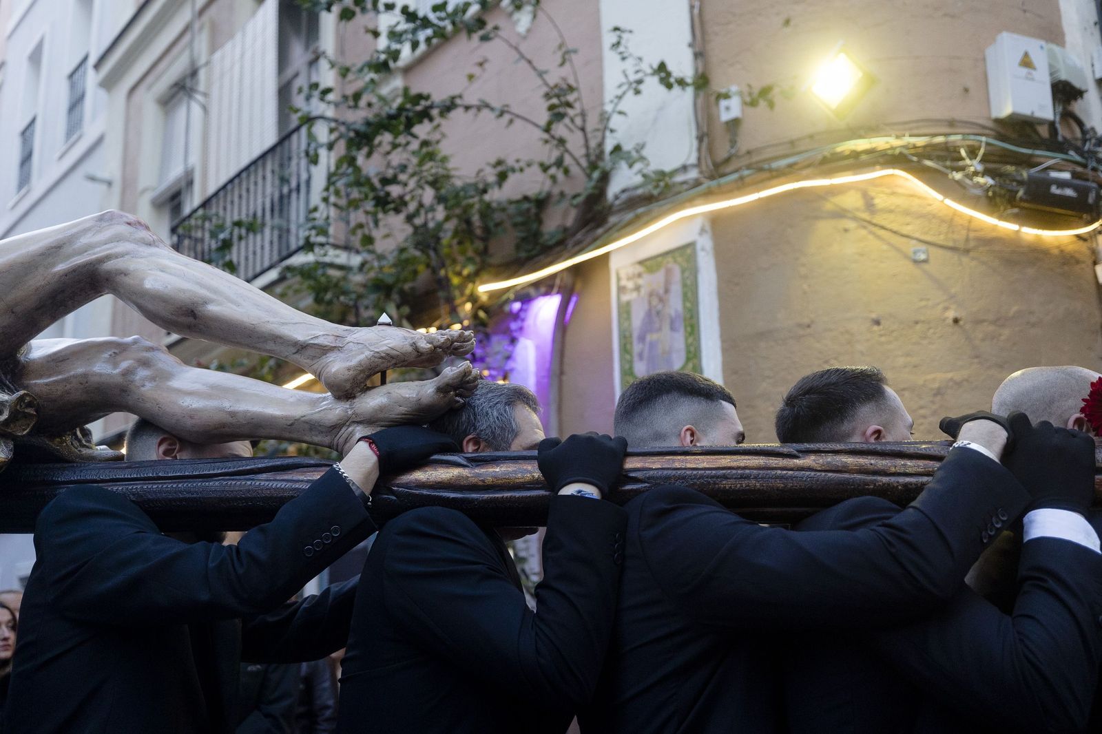 Las imágenes de los traslados de las cofradías de Santa Cruz