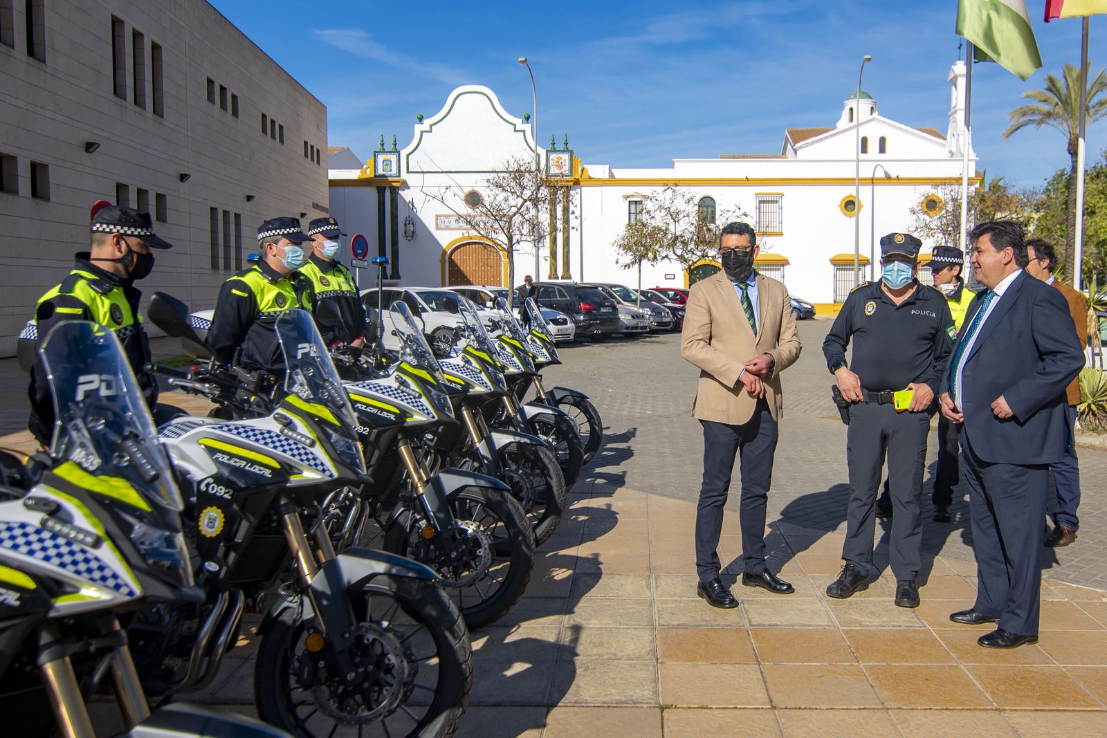 Lusi Albillo, Rafael Mora y Gabriel Cruz en la presentación de los nuevos vehículos policiales.