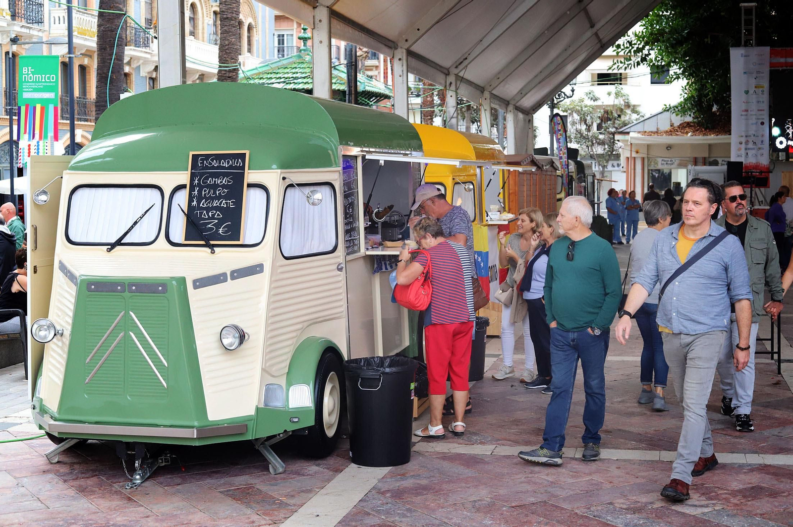 Imágenes de la apertura del Festival de Food Trucks de Binómico en la Plaza de las Monjas