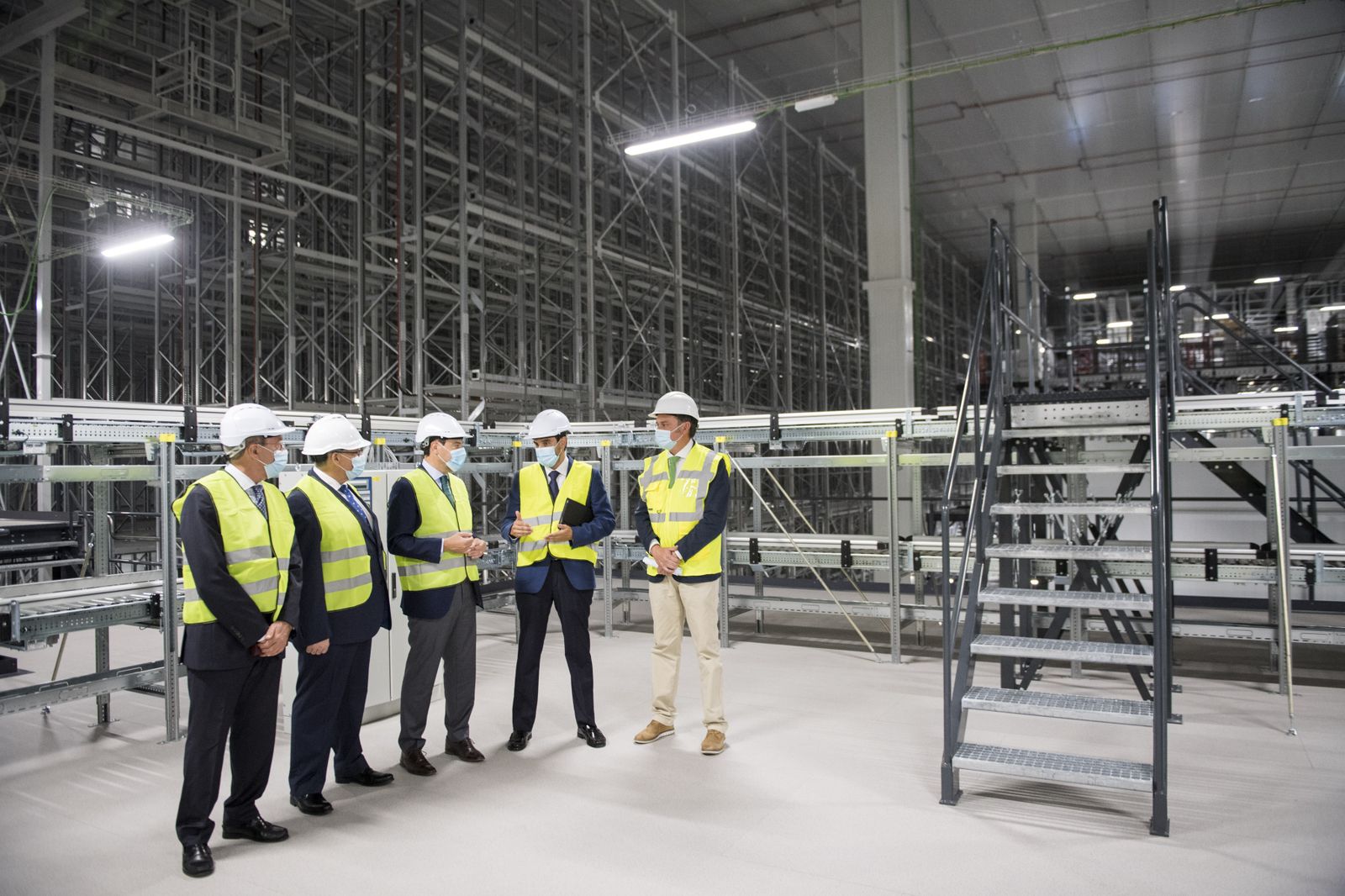 Visita de Juanma Moreno al centro logístico de Mercadona en Guadix