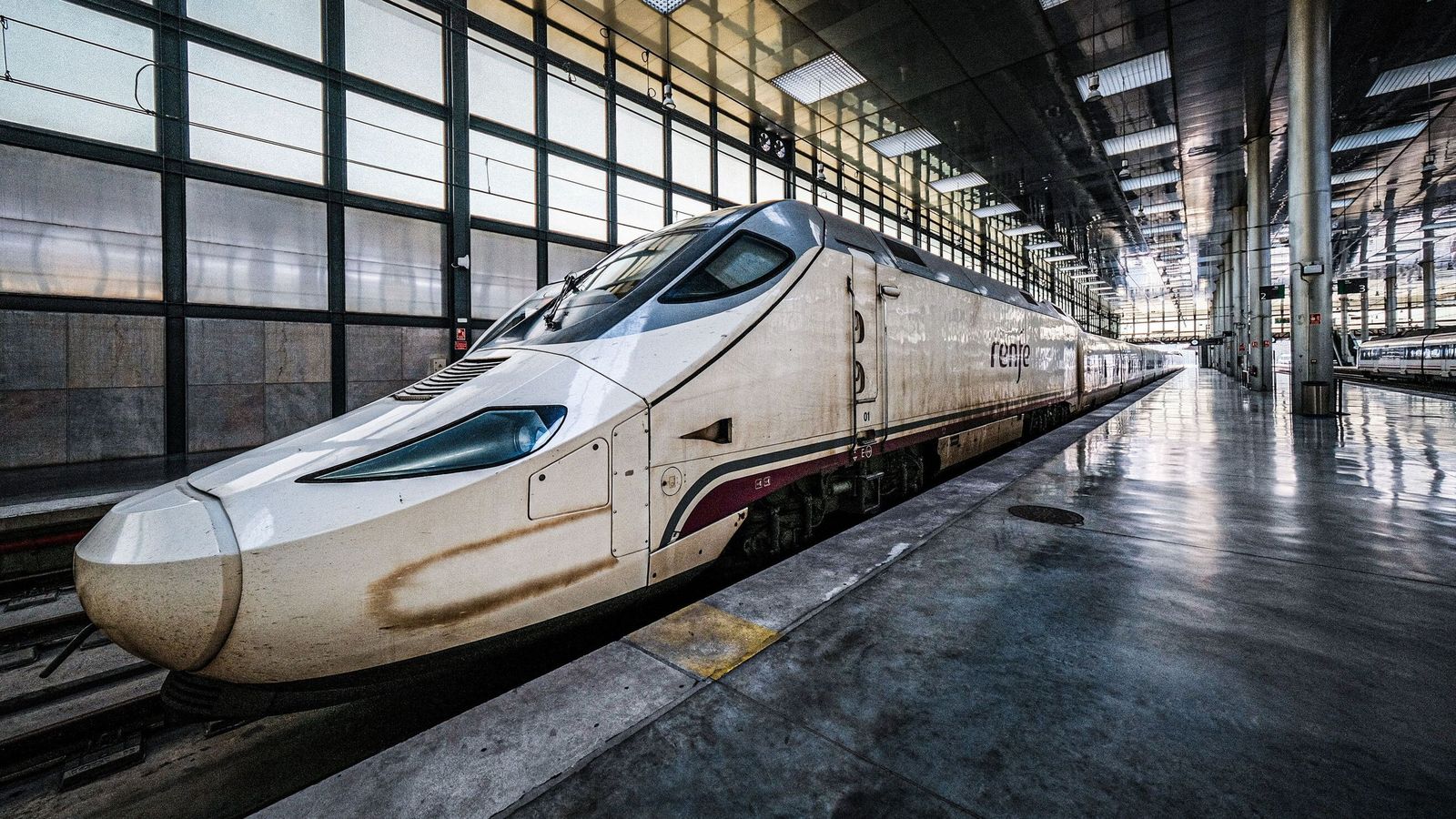 Un tren Alvia estacionado esta semana en la terminal de Cádiz.