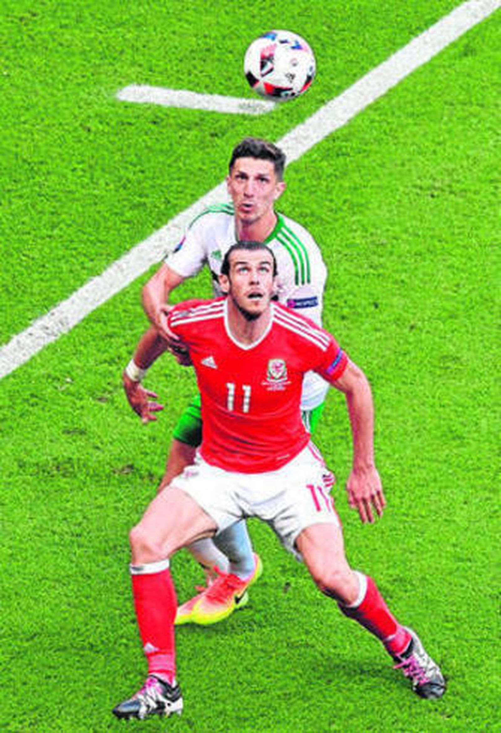 Gareth Bale le gana la posición al rival a la espera de un balón aéreo.