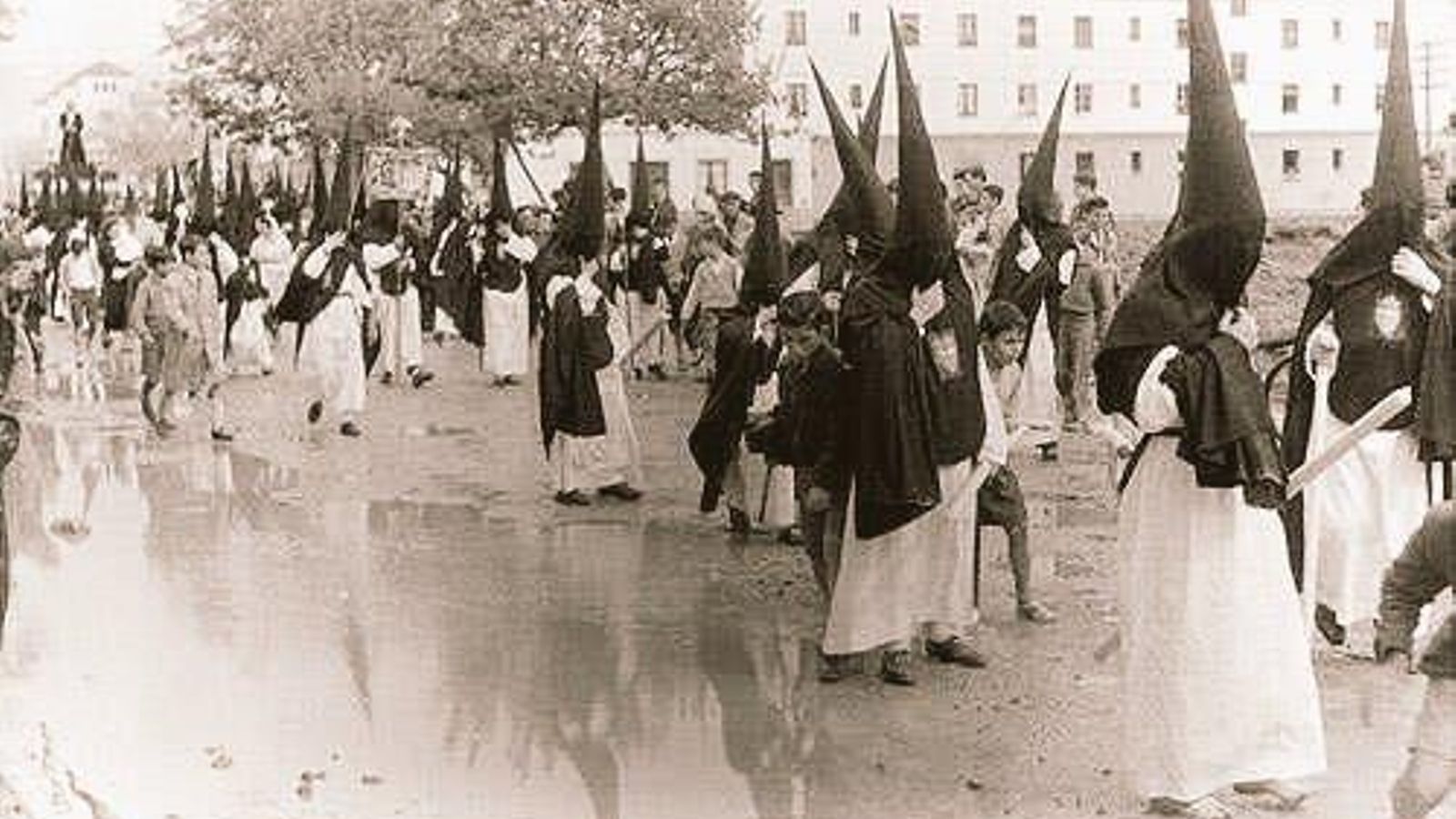 Los nazarenos sorteando los charcos en la primera salida.