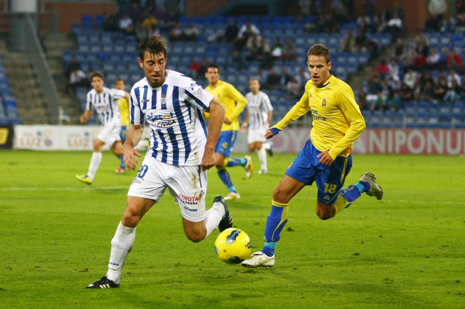 Javi Castellano presiona a Sergi Enrich.