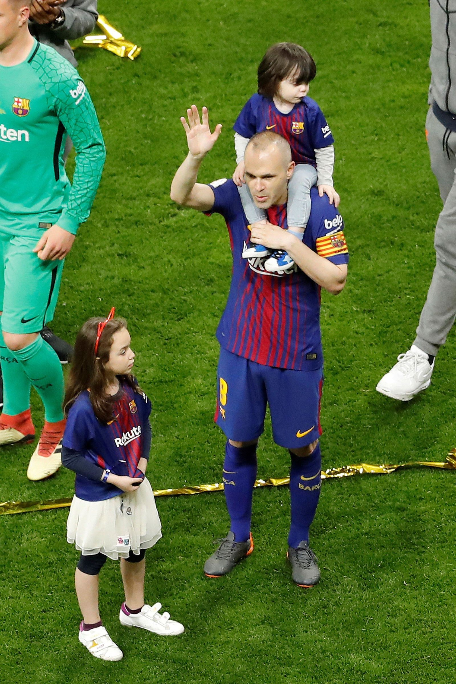 Iniesta y sus dos hijos, en el Wanda.