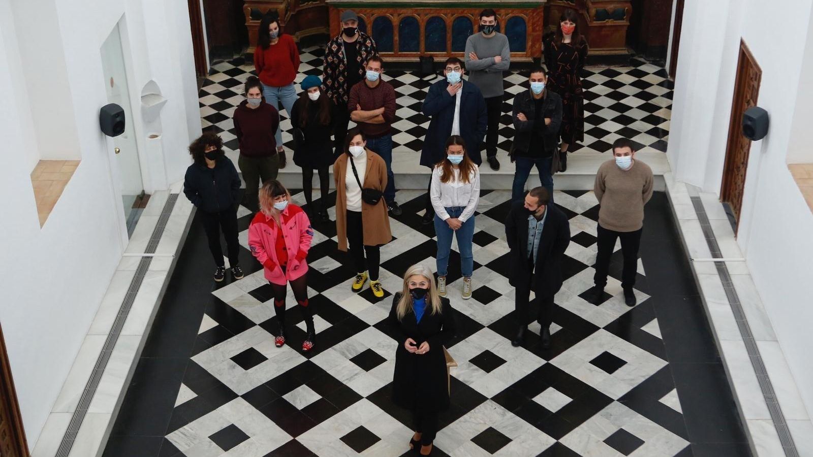 Patricia del Pozo en el CAAC con los comisarios y artistas de la muestra.