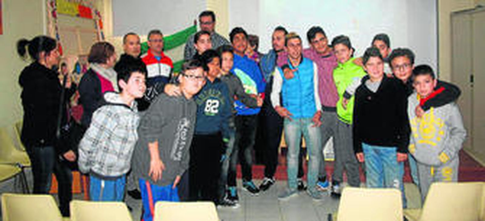 Jóvenes, profesores y Cristo Heredia después de finalizar la charla.