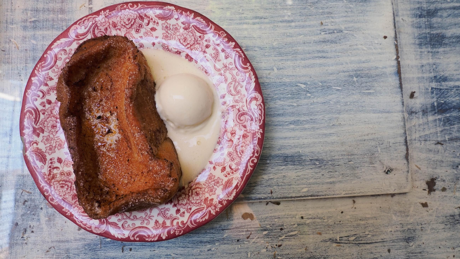 El patio de Córdoba donde es primavera todo el año, tiene galería de arte propia y se come de lujo