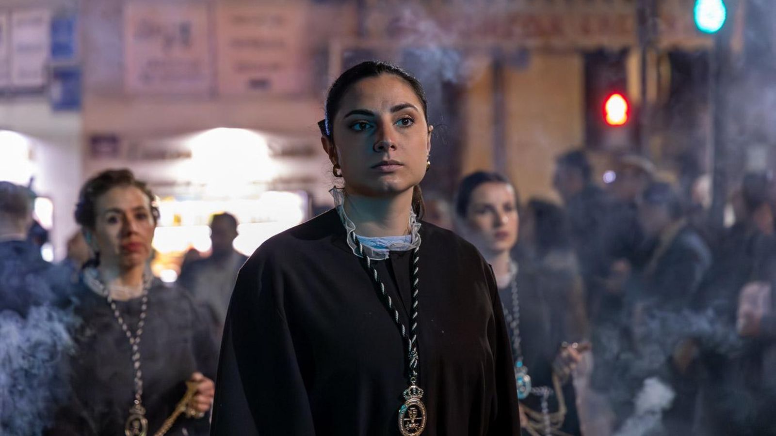 Luto y duelo en la noche del Viernes Santo, en imágenes