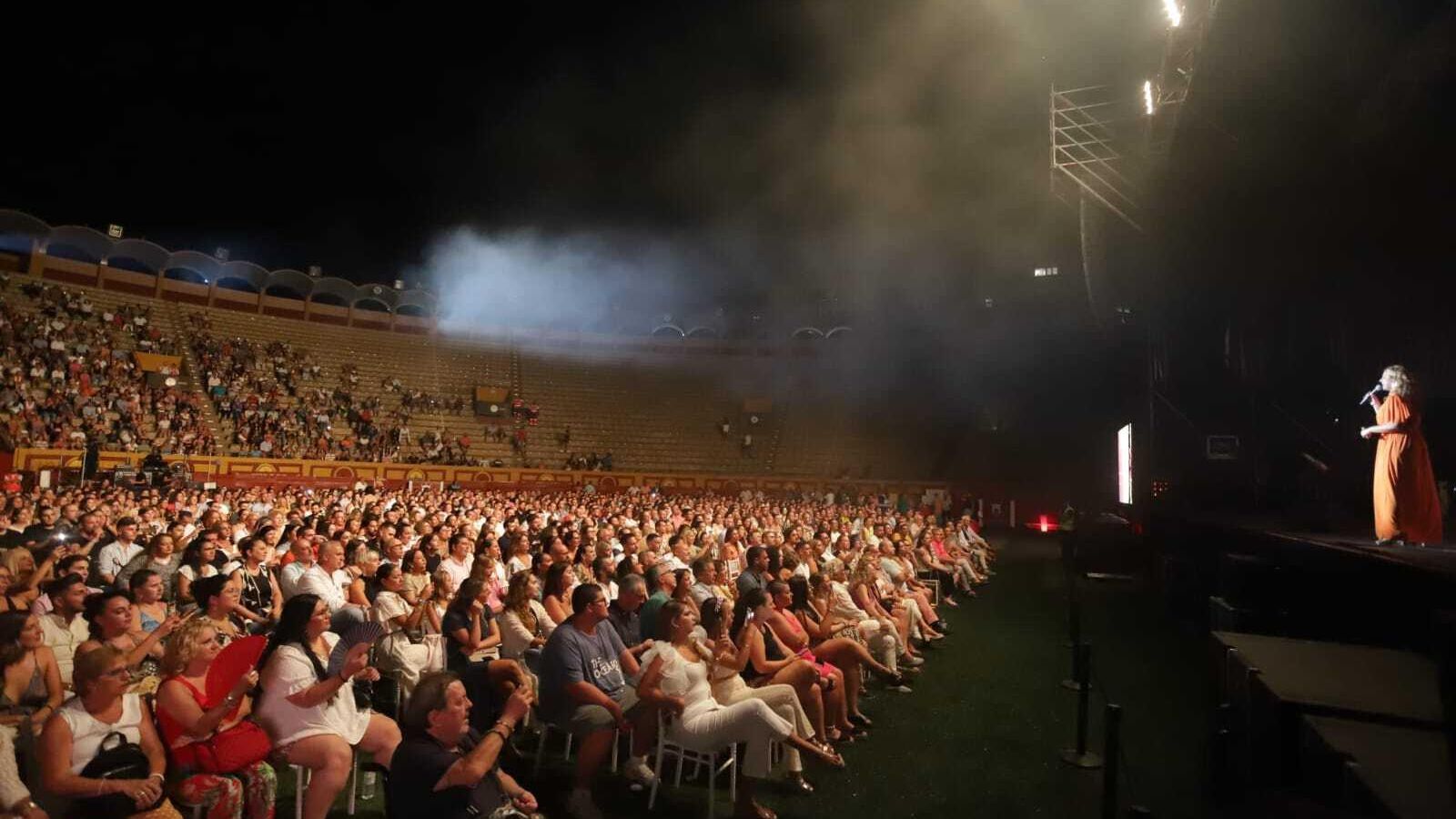 La artista y el patio de butacas, prácticamente lleno.