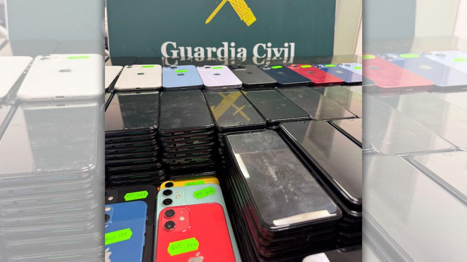 Los móviles intervenidos por la Guardia Civil.