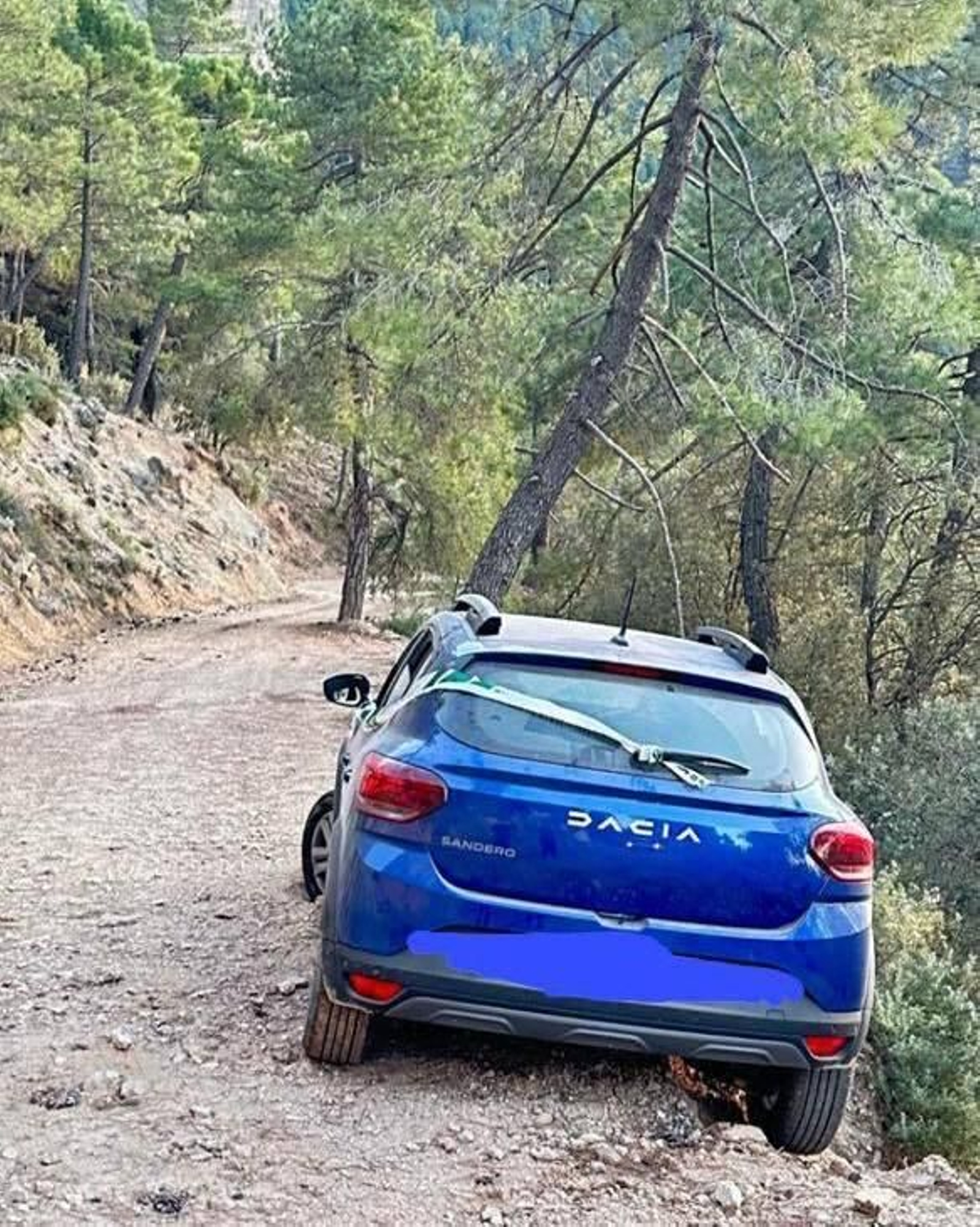 Vehículo de la mujer localizado por la Guardia Civil, en las inmediaciones de El Yelmo Chico