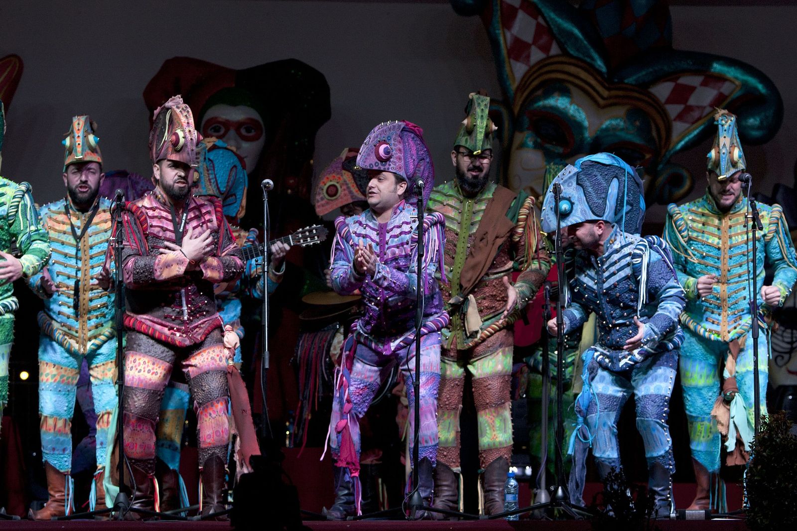 Comparsa 'Los cobardes' actuando en el Parque de San Fernando en el Carnaval de 2016