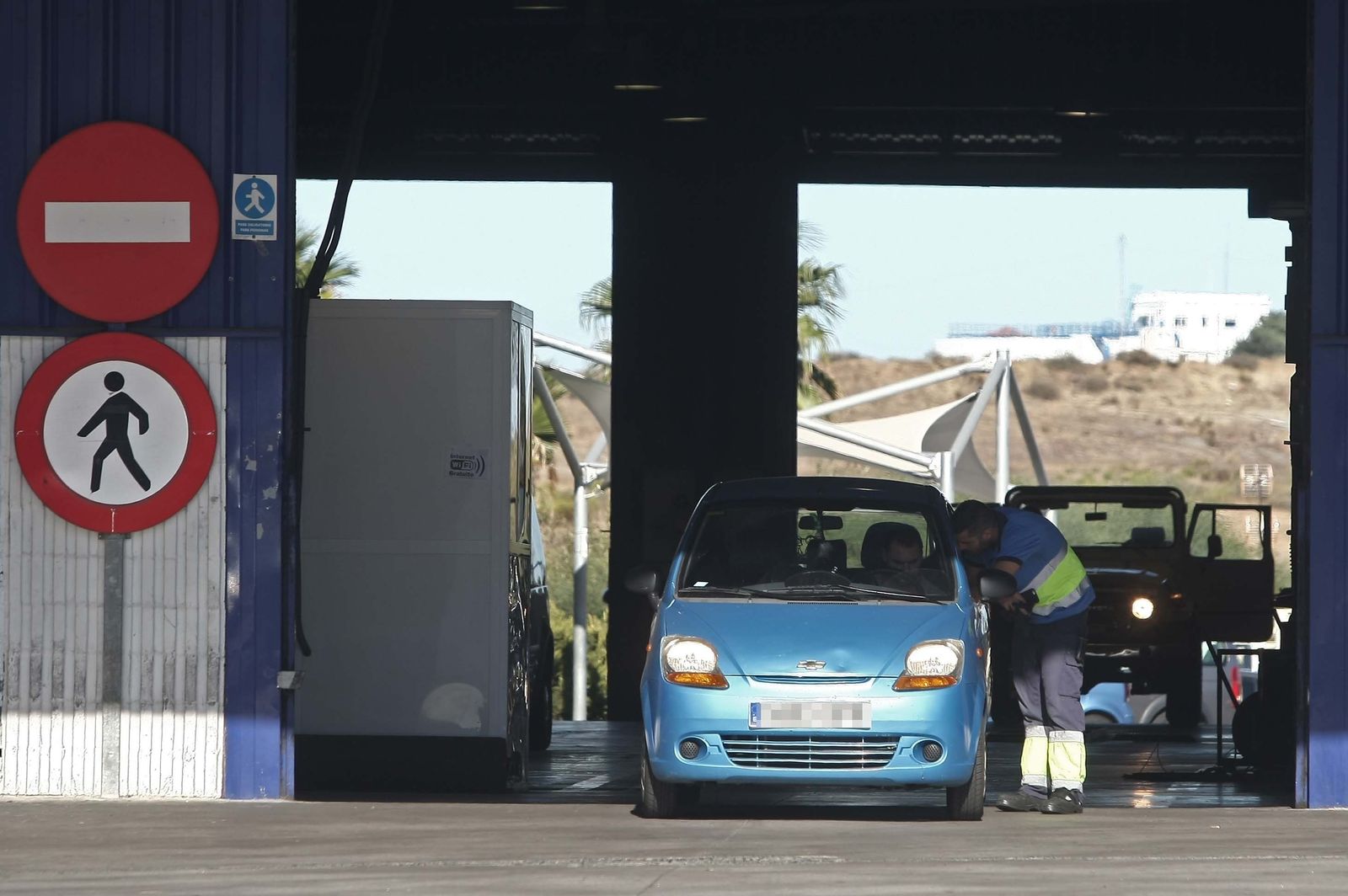 Un vehículo durante la inspección técnica.