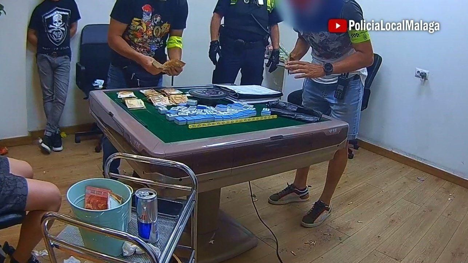 Intervención de la Policía Local de Málaga en el salón de juegos ilegal. Intervención de la Policía Local de Málaga en el salón de juegos ilegal.