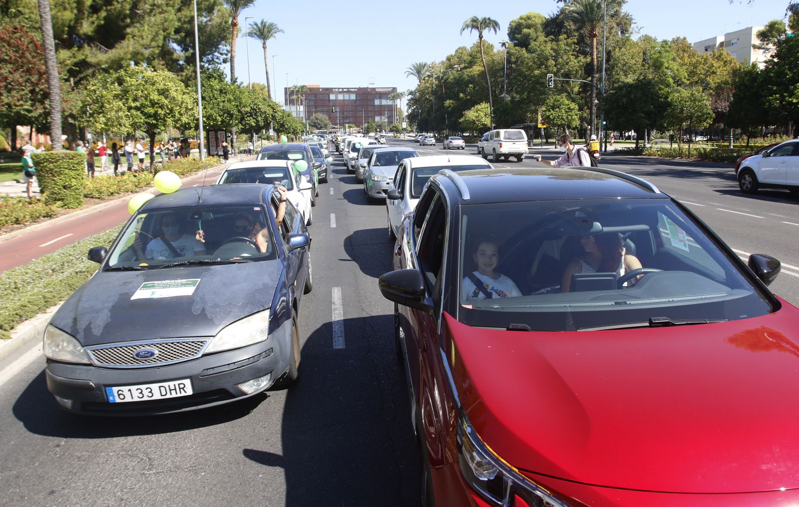La caravana por una vuelta al cole segura en Córdoba, en fotos