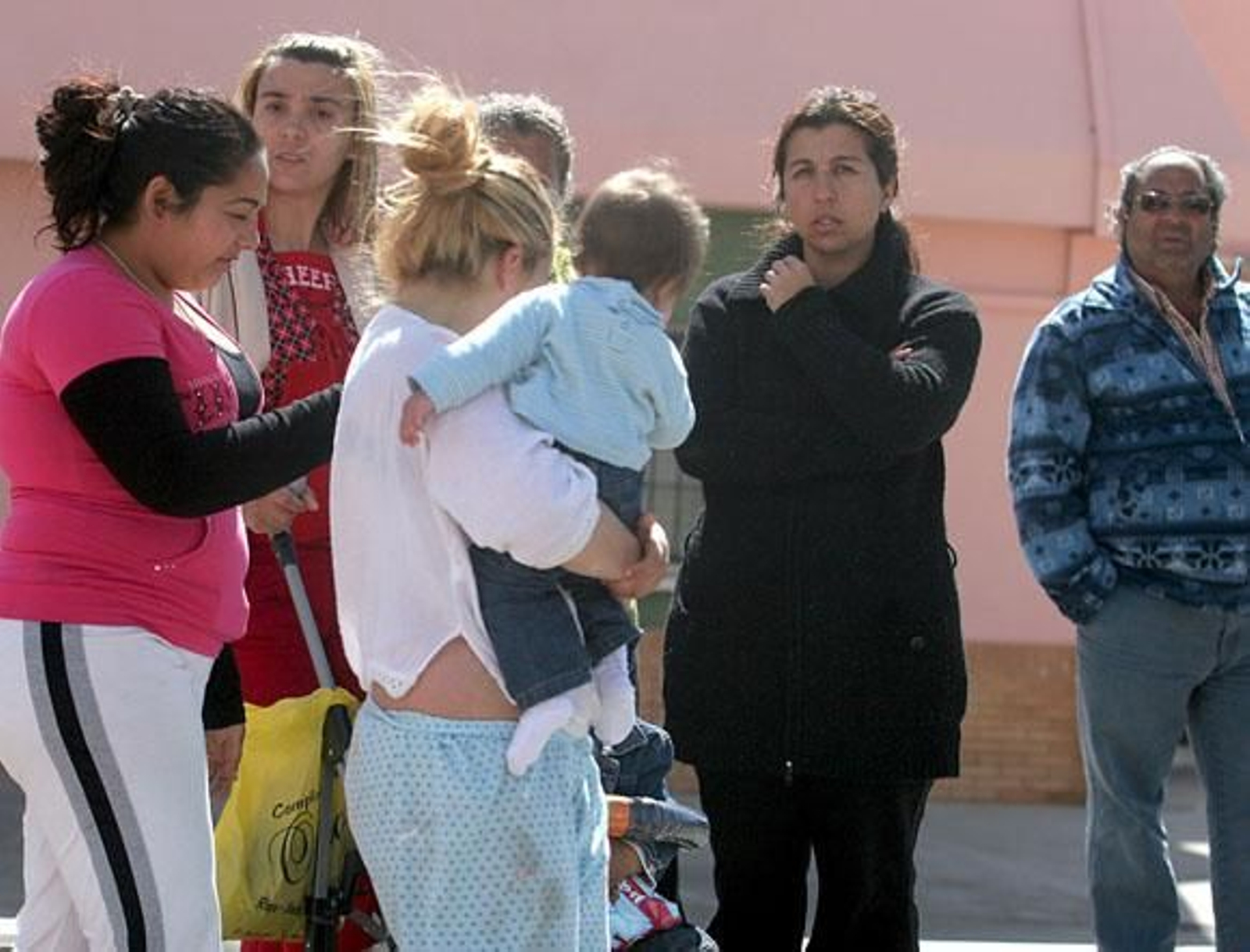Una veintena de personas esperan ya en la Audiencia la llegada de Del Valle