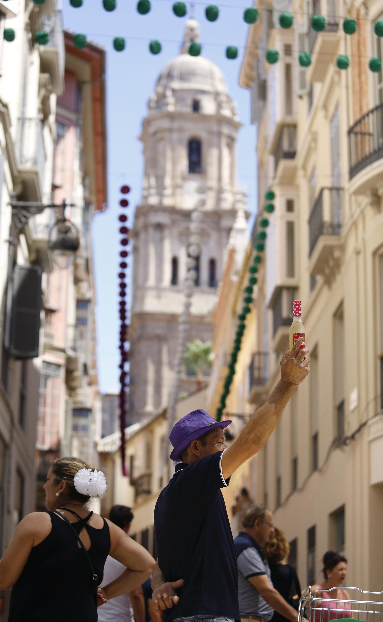 Fotos del cuarto día de Feria de Málaga en el Centro y la noche en el Real