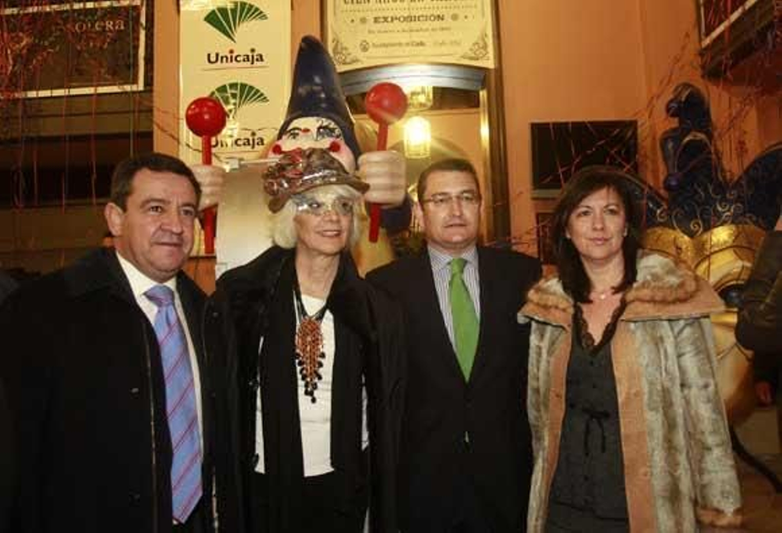 Numerosas personalidades se dieron cita en el Gran Teatro Falla para vivir la Final del COAC

Foto: Julio Gonzalez-Jesus Marin-Lourdes de Vicente