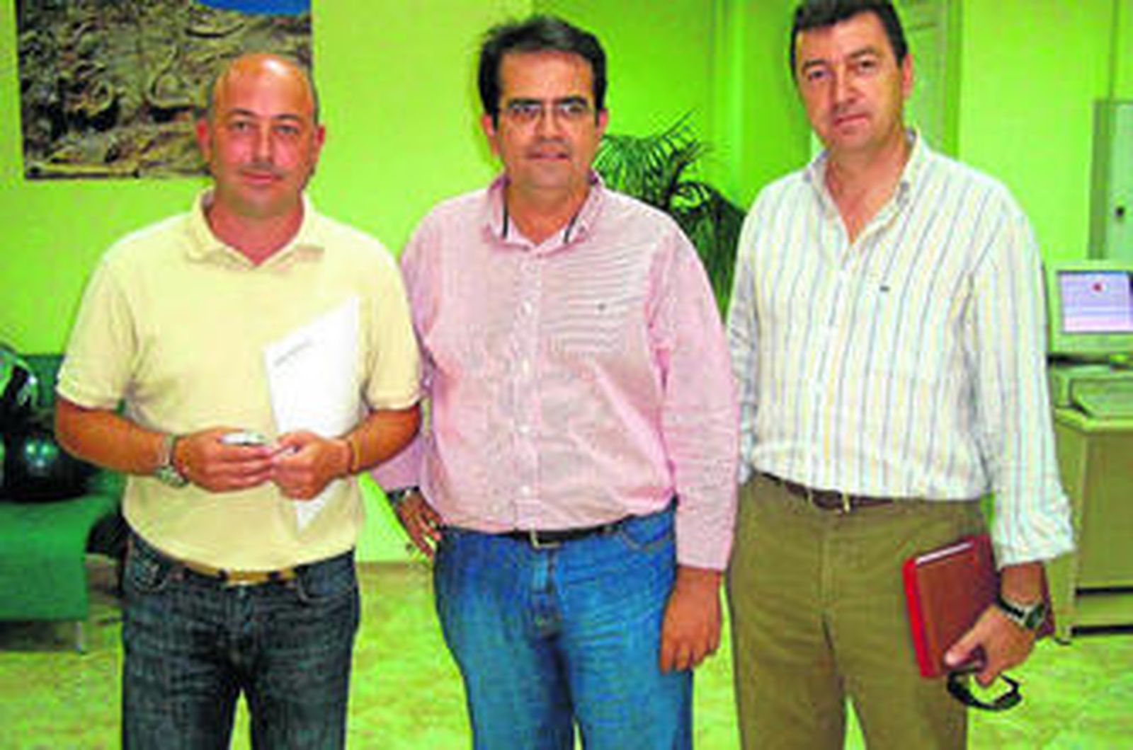 Clemente García, Antonio Jesús Rodríguez y un técnico de la Junta, minutos antes de la reunión de ayer.