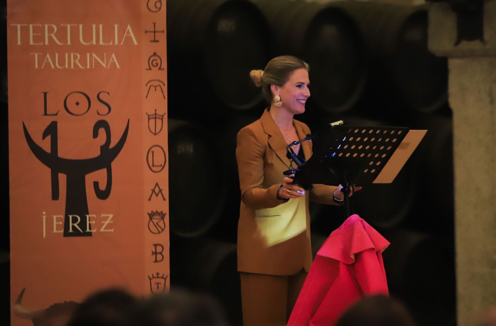 Ana Mestre en el estrado de la bodega Díez Mérito pronunciando el XXXIV Pregón del Toreo Jerezano de ‘Los 13’.