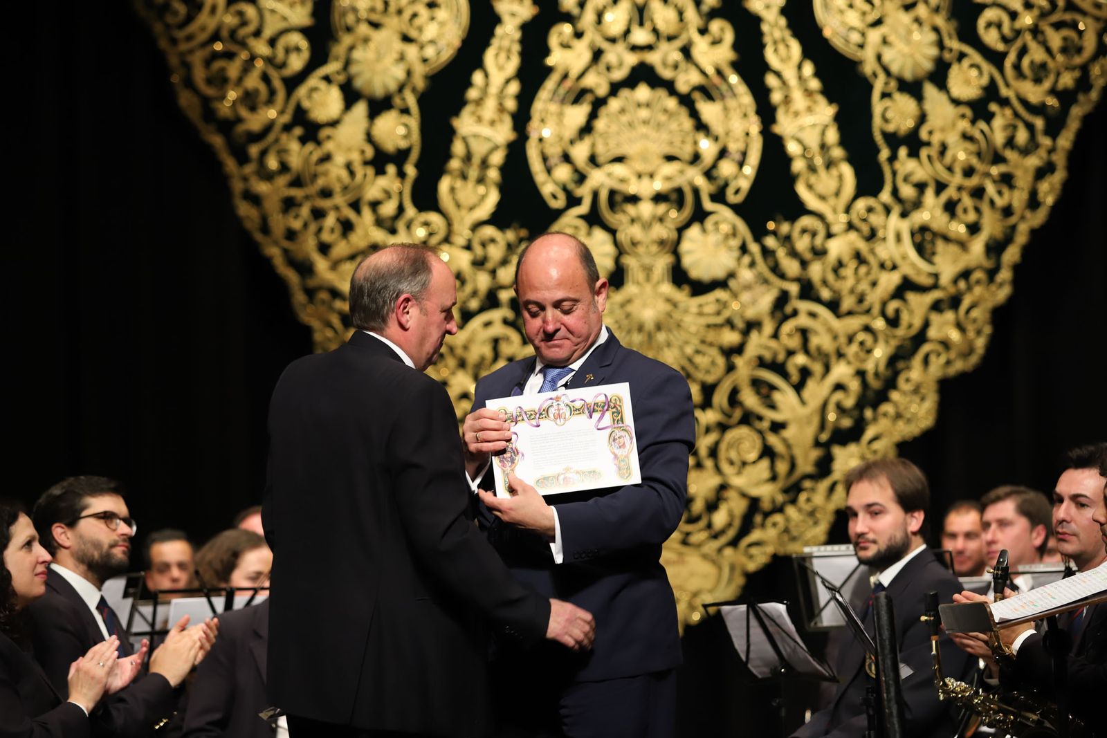 Presentan manto de la Virgen del Amor.