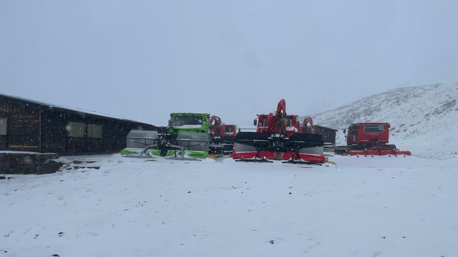 Las máquinas pisapistas, preparadas para acondicionar la estación