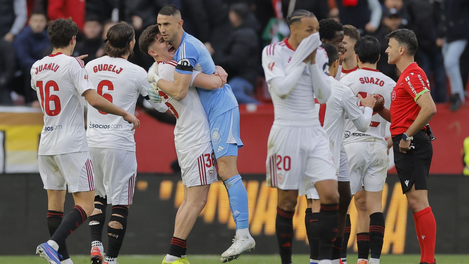 Vlachodimos es abrazado por Oso tras parar el penalti.
