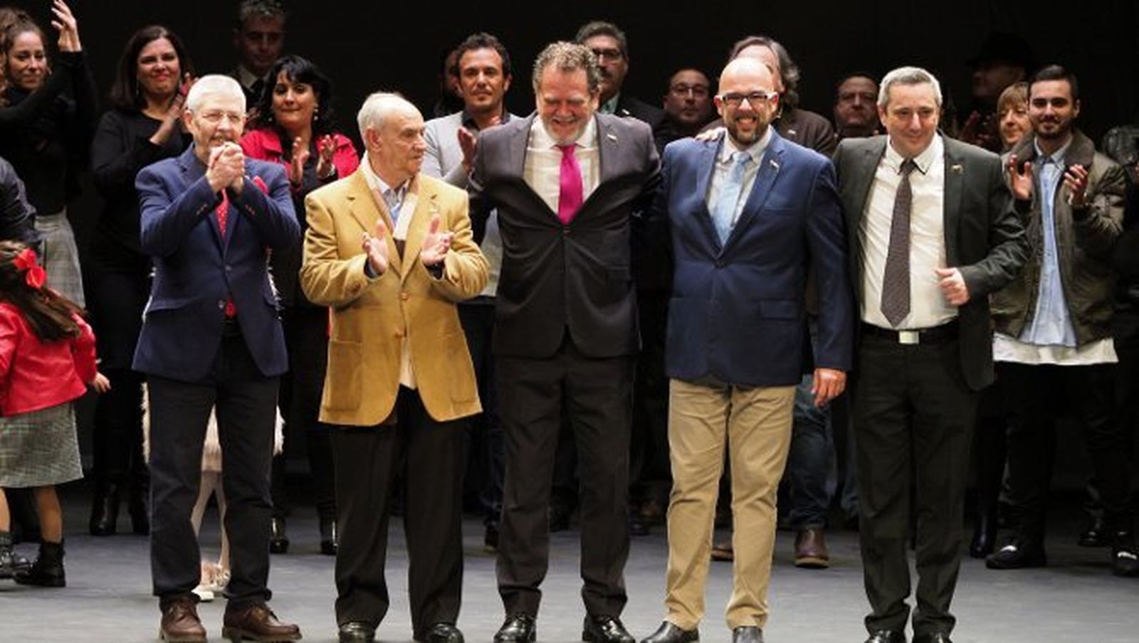 Los cinco Antifaces de Oro saludan al público al terminar la ceremonia de entrega de galardones.