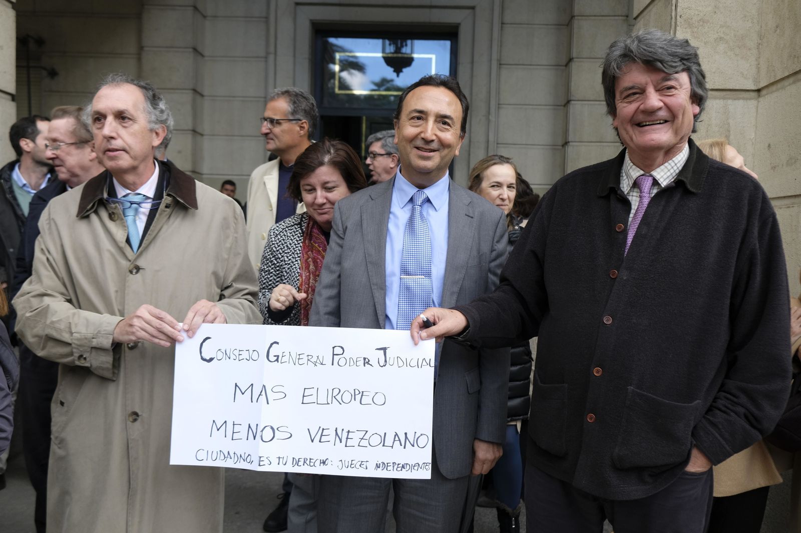 Los jueces Francisco Gutiérrez, Juan Antonio Calle Peña, y Juan Romeo, el pasado lunes durante la jornada de huelga de jueces y fiscales.