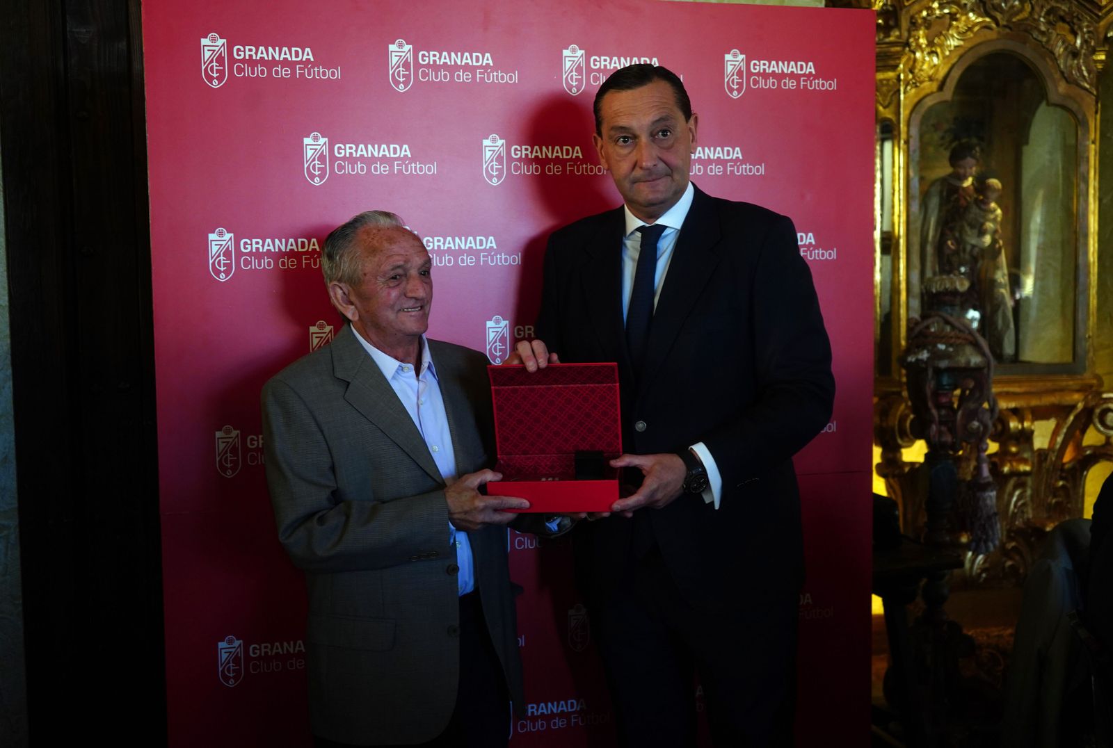 Las mejores imágenes del acto a los abonados del Granada CF con 25 y 50 años de antigüedad