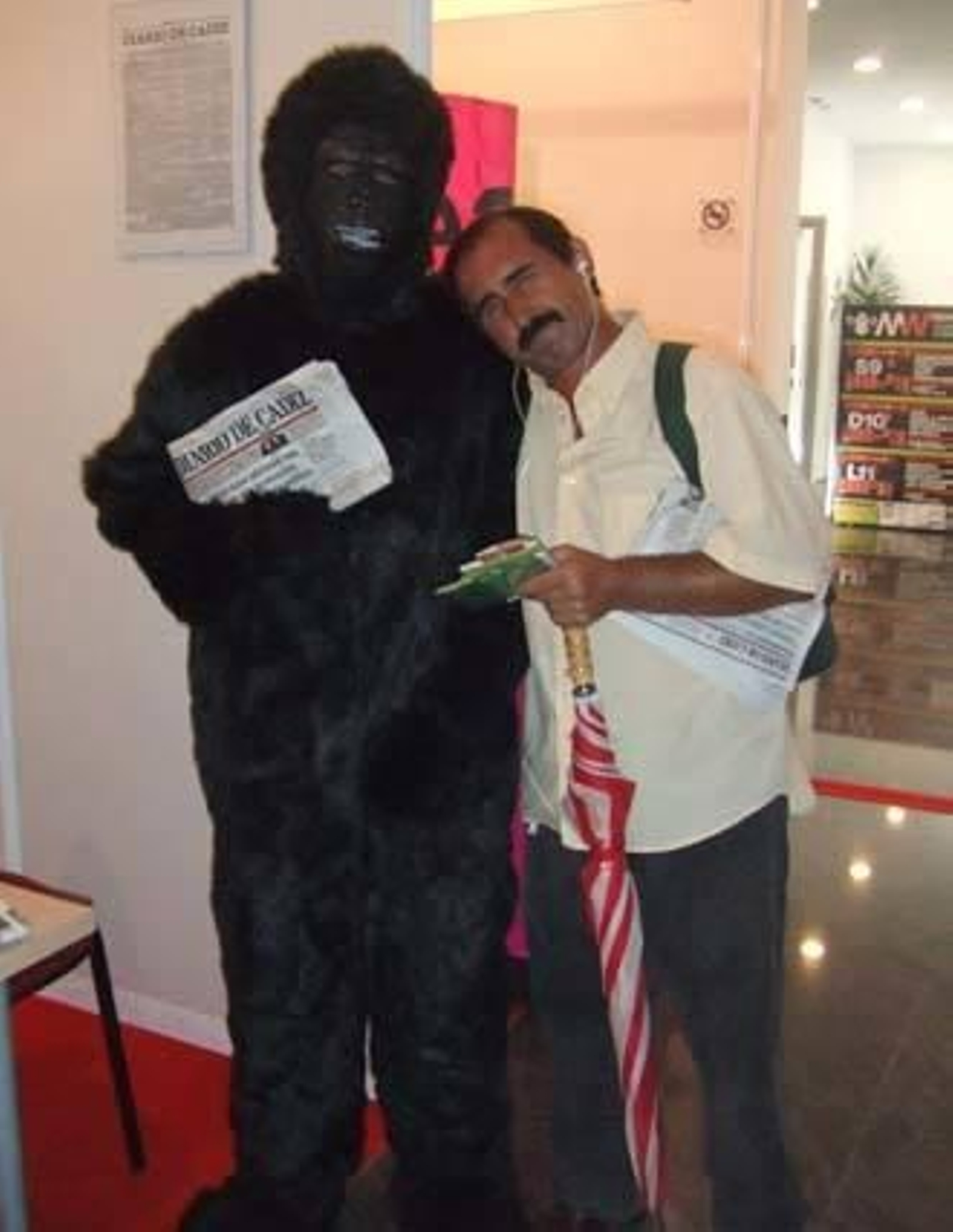 Iba para hombre, pero se quedó en mono. Eso sí, un mono muy leído, que va con su Diario a todas partes. Si te encontraste con nuestro particular monkey el sábado, búscate en esta galería.   Foto: Senda