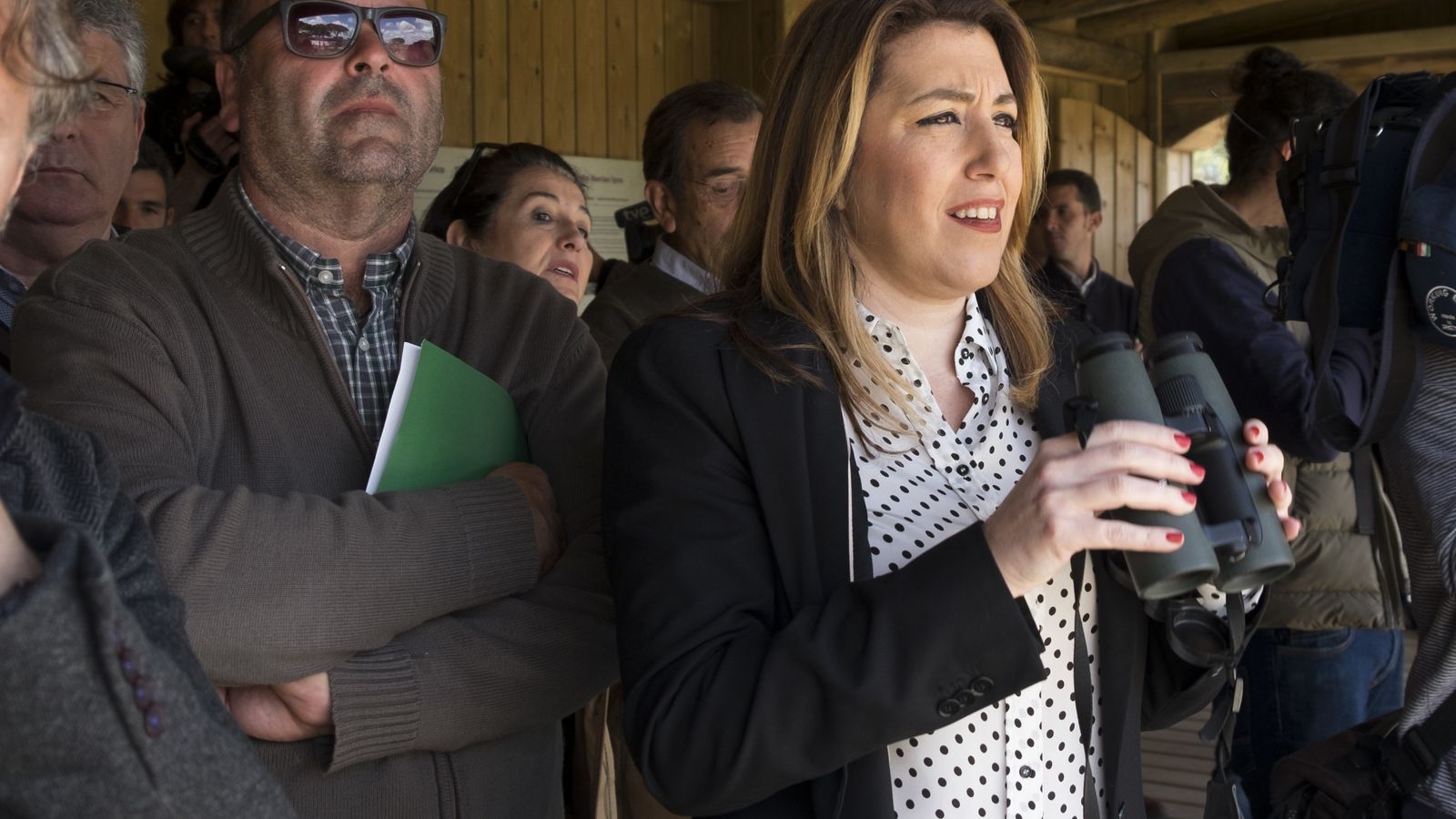 Susana Díaz con unos prismáticos en El Acebuche, en el espacio natural de Doñana.