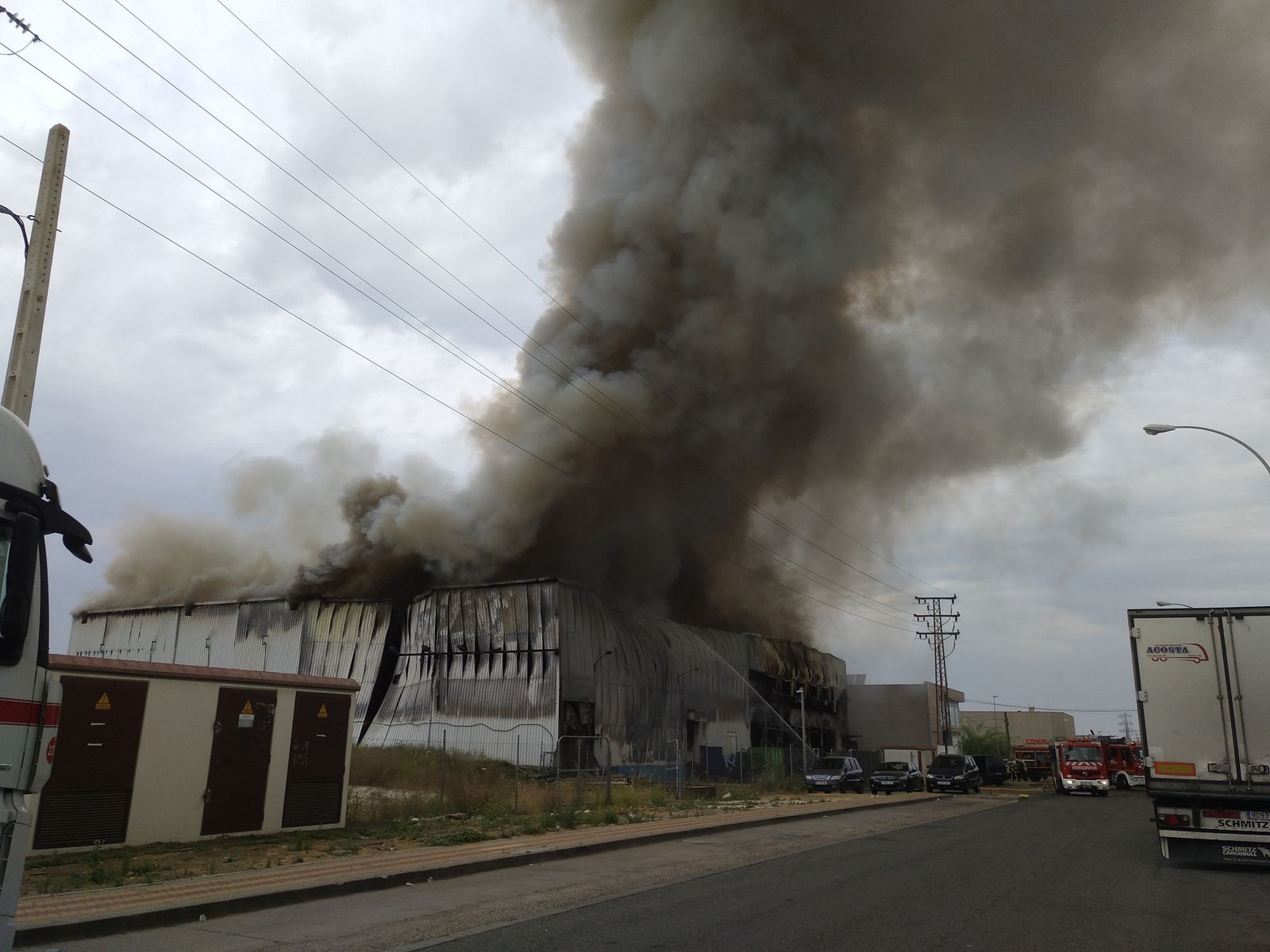 La nave incendiada en el Polígono la Red.