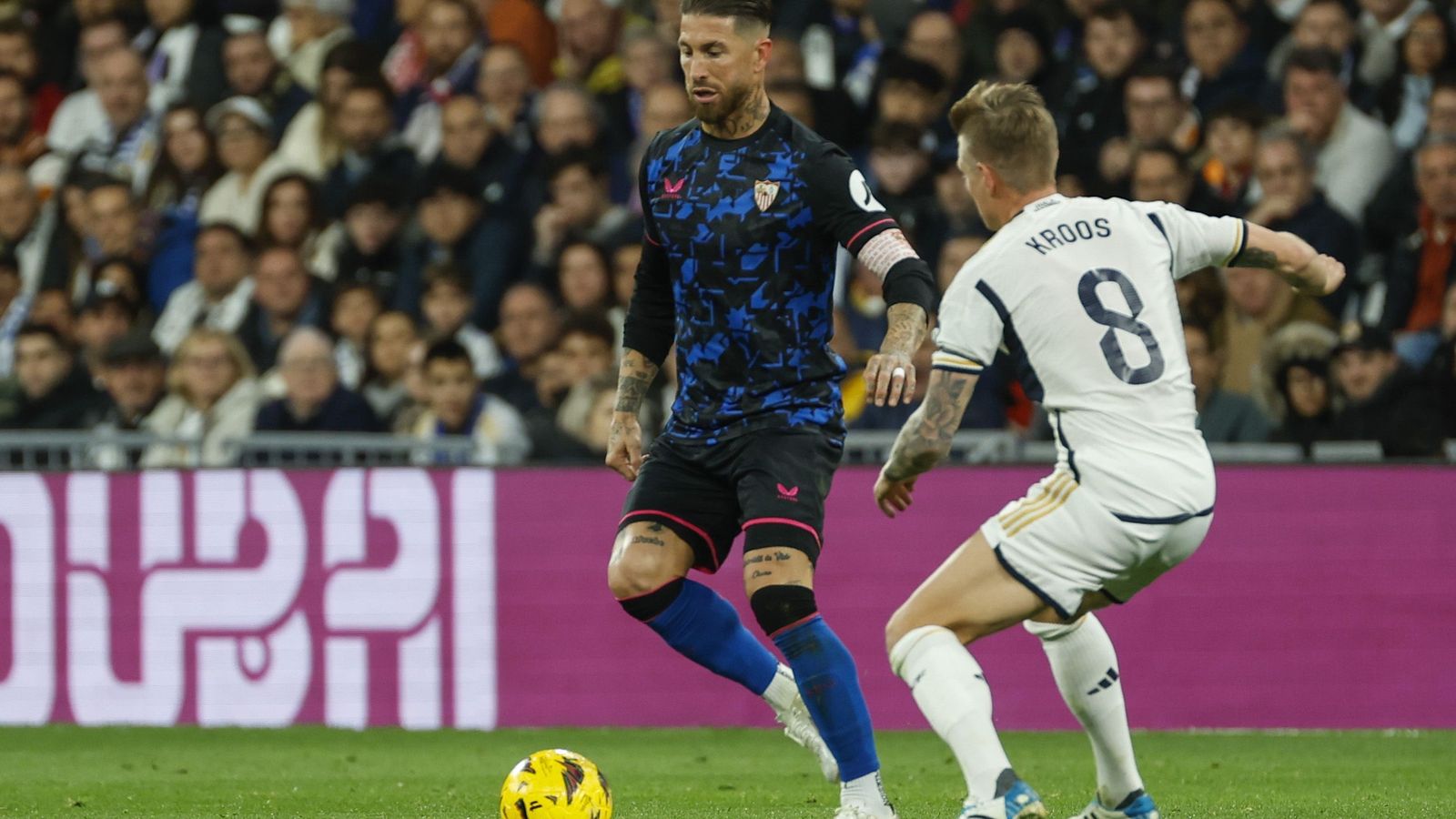 Sergio Ramos intenta salir ante Toni Kroos.