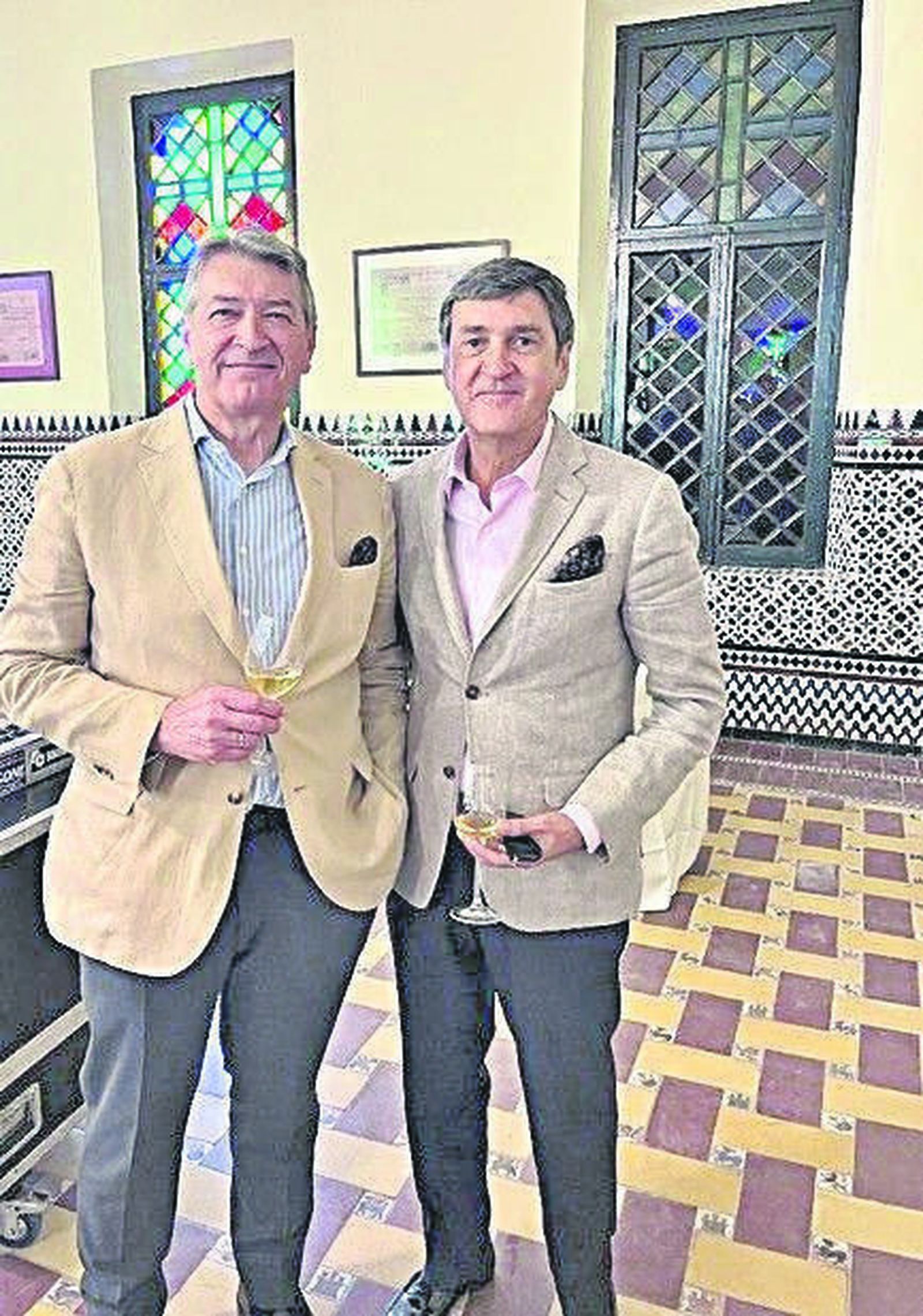 César Saldaña, con Gabriel Rojas tras finalizar el acto.