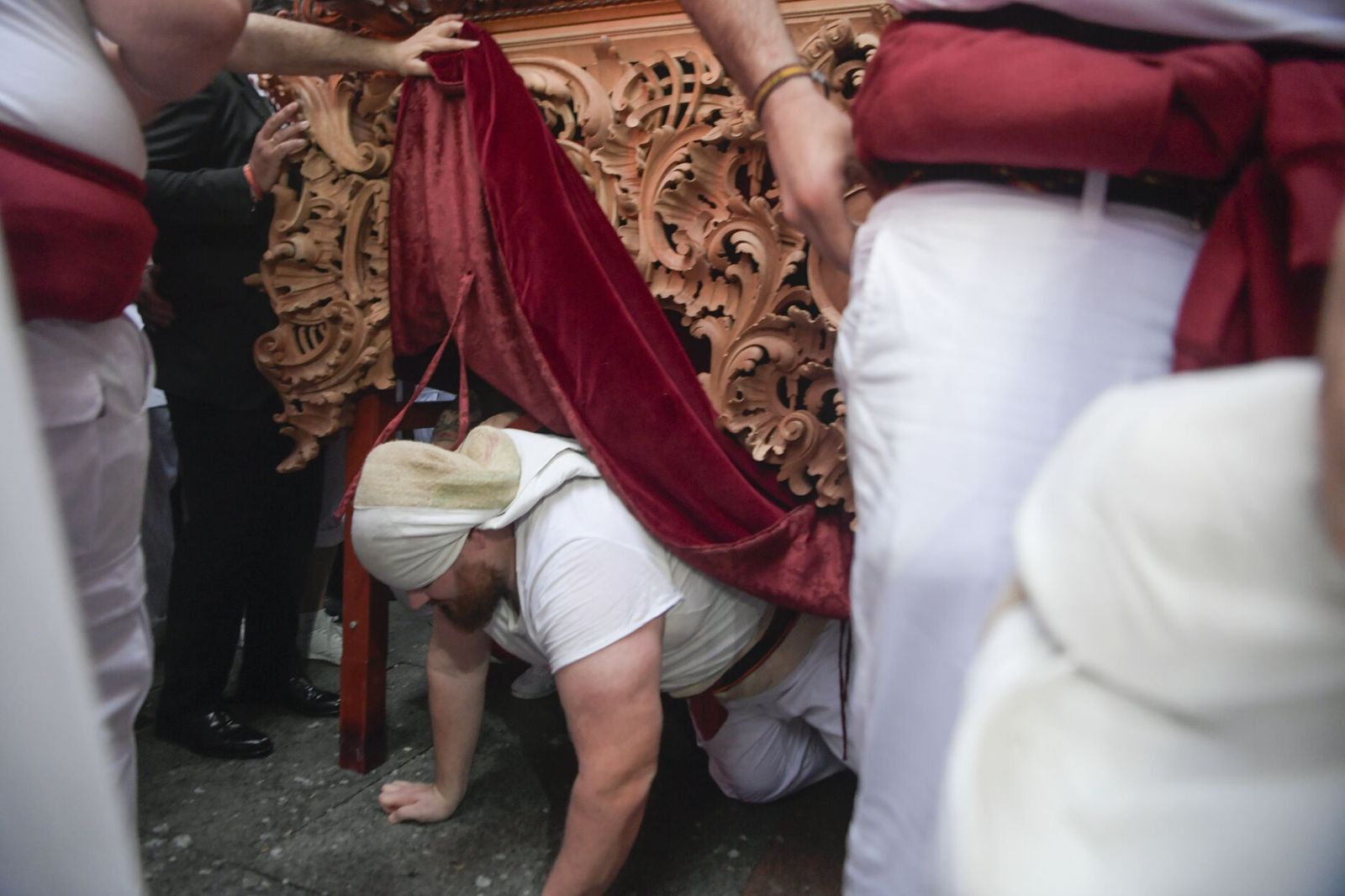 Así vivió Granada la salida de la Hermandad de la Santa Cena Sacramental 2025