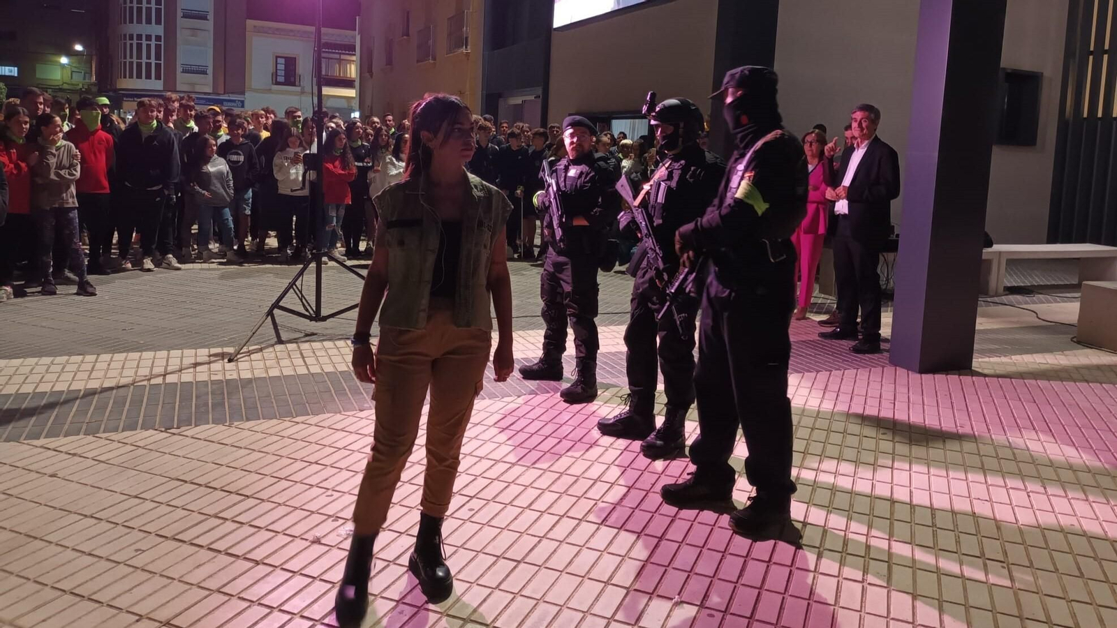 Zombies por las calles en una noche de terror en Adra.