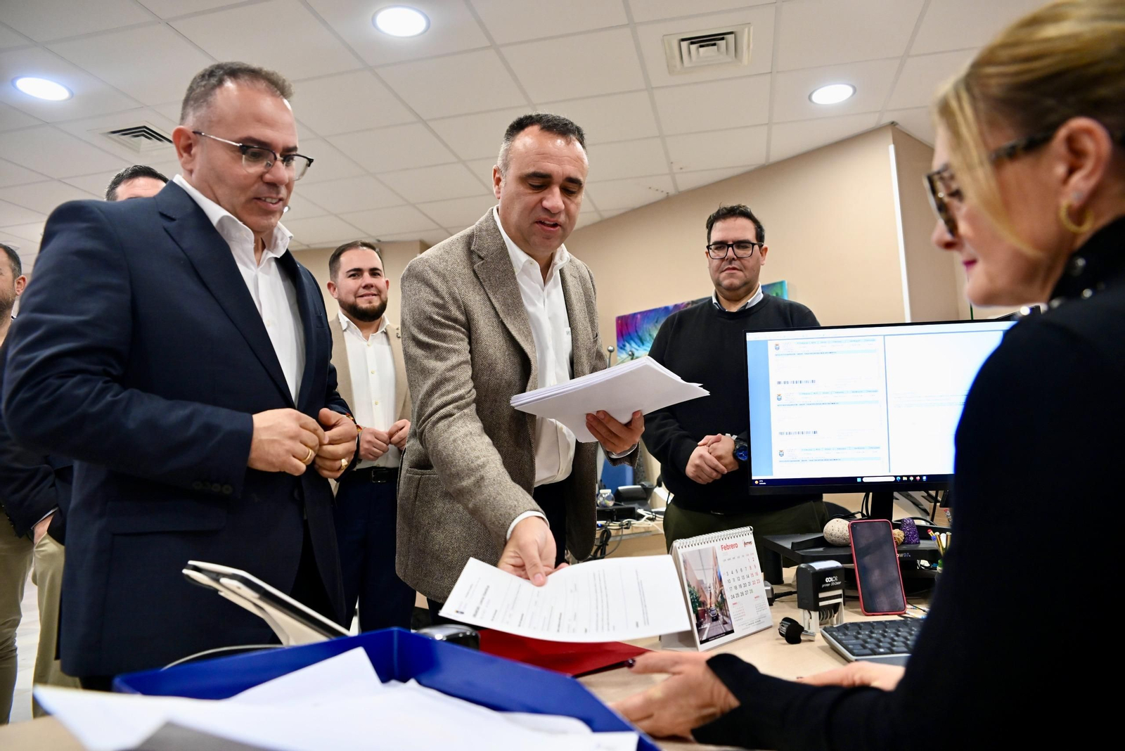 El presidente de la Diputación y el alcalde de Almuñécar, el día en el que se solicitó la licencia de obra para la construcción de estas viviendas