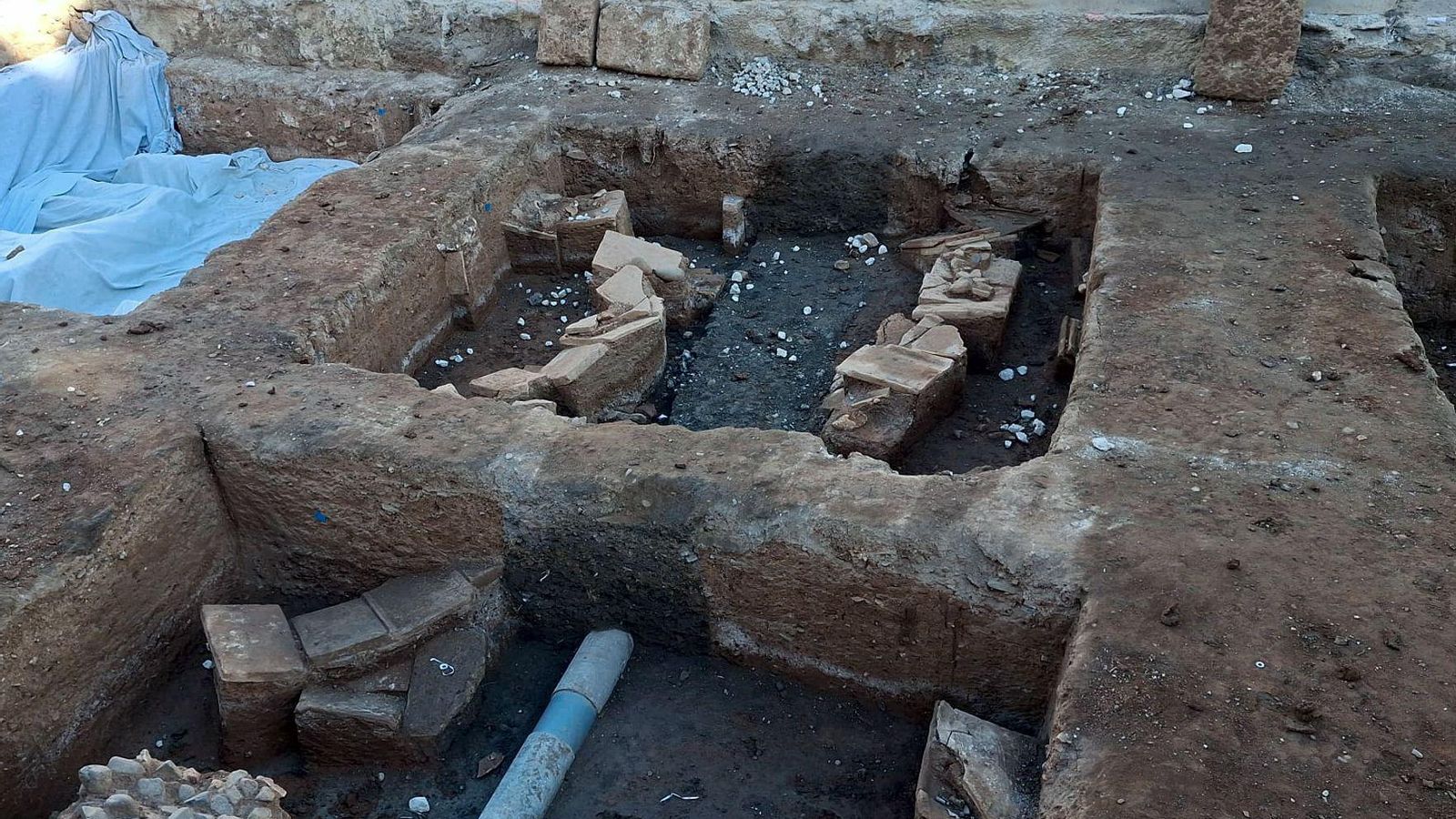 Tumbas halladas en calle Hilera.