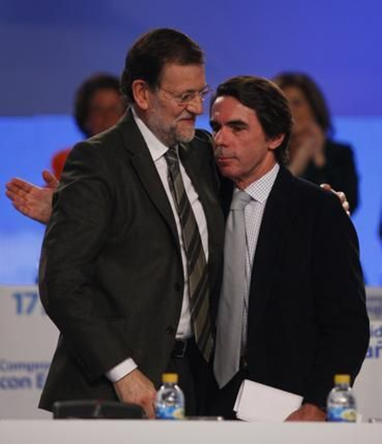 Rajoy y Aznar se abrazan. 

Foto: Antonio Pizarro
