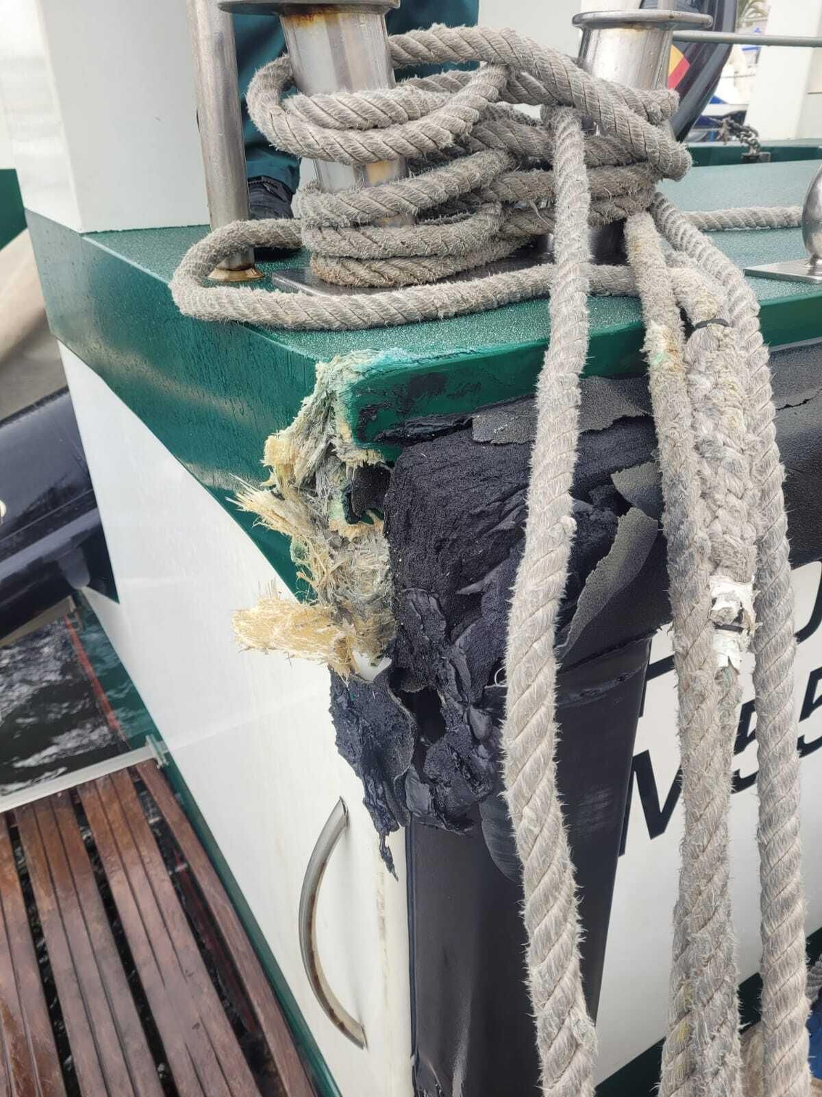 Daños provocados por narcolanchas en la embarcación de la Guardia Civil. Daños provocados por narcolanchas en la embarcación de la Guardia Civil.
