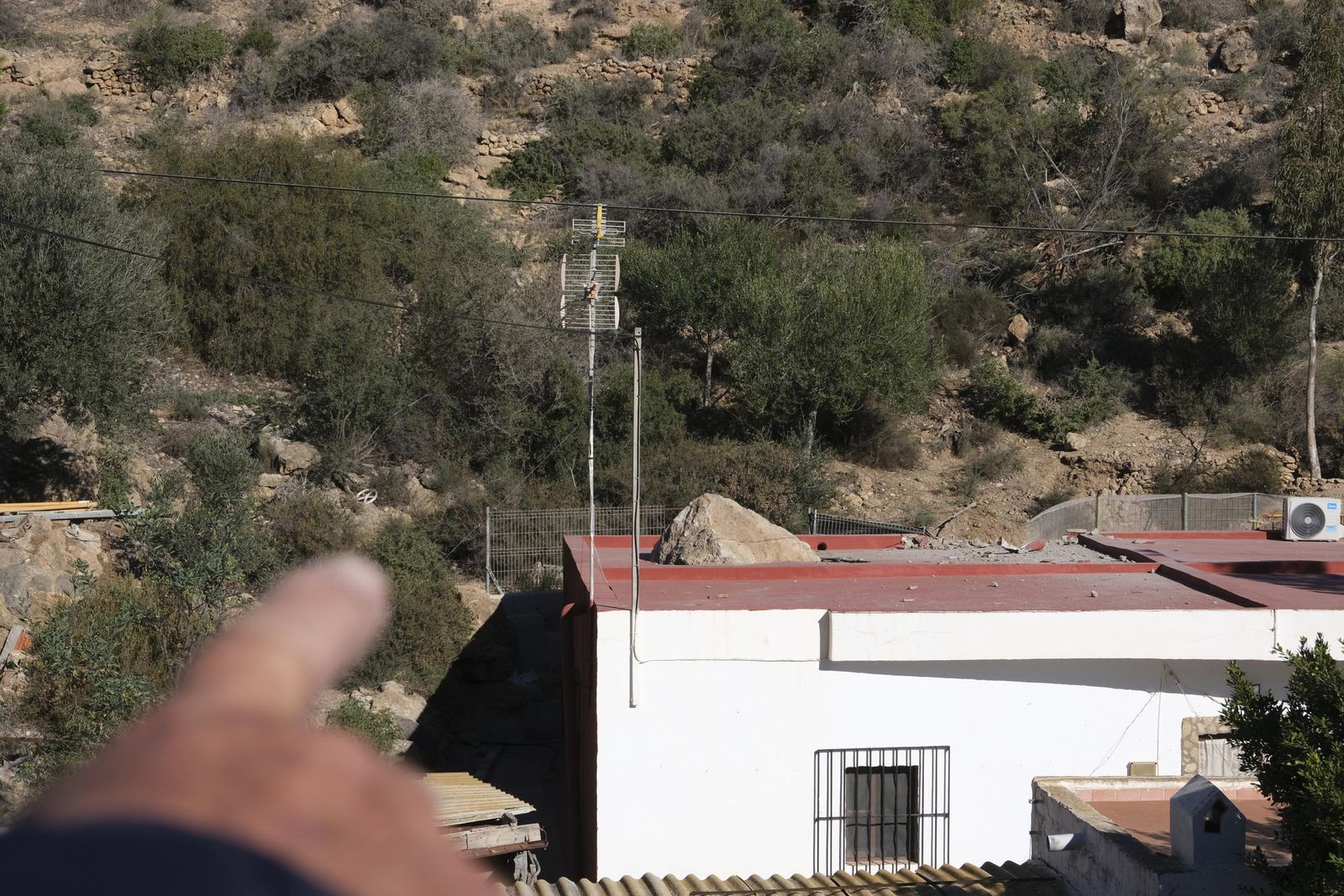 La roca,  incrustada en el techo de este cortijo de Barranco de Caballar