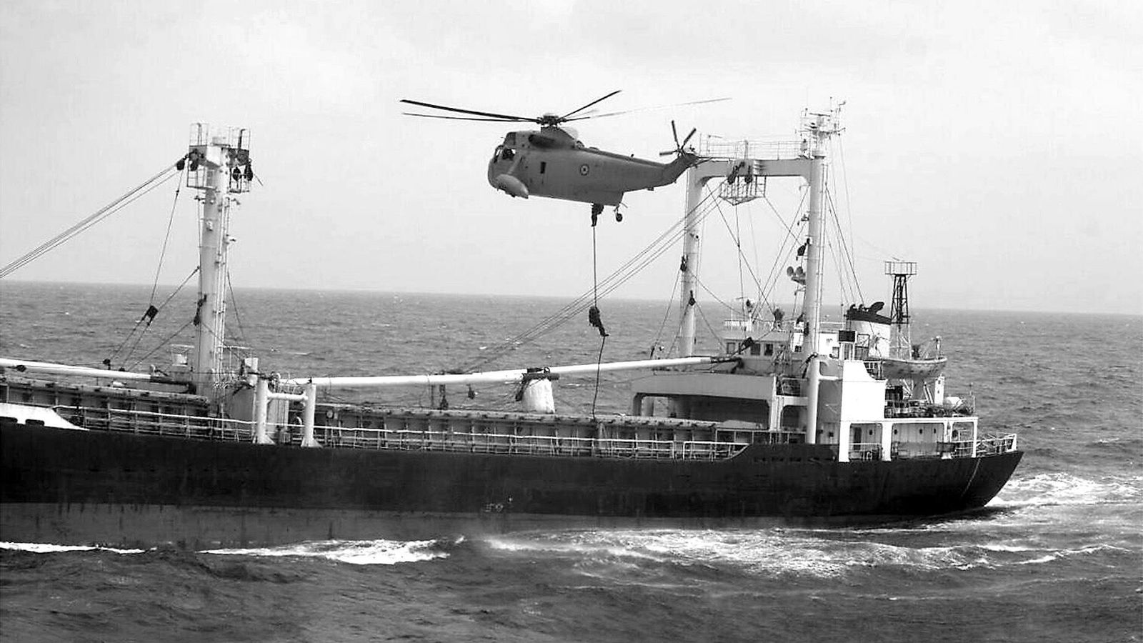 Foto publicada en Diario de Cádiz del abordaje a un barco con misiles Scud en el Índico en 2002.