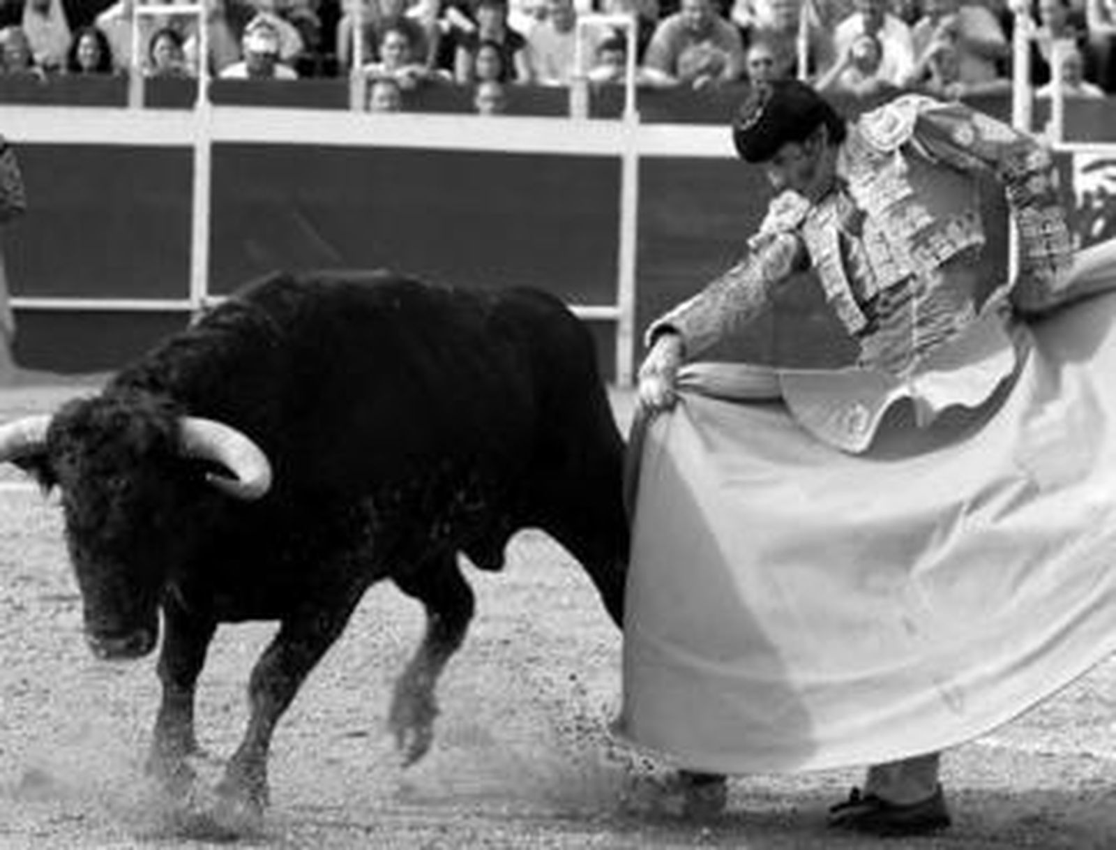 Juan José Padilla, lanceando por navarras, en la tarde de ayer en la corrida de Feria de San Miguel en Arcos.