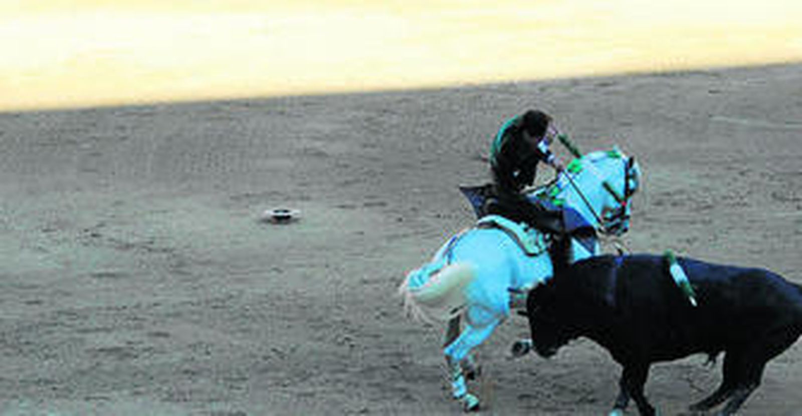 1. Andrés Romero recibe de manos de Diego Ventura la confirmación de su alternativa en Las Ventas. 2. Diego Ventura, por los terrenos de adentro en el primero de su lote. 3. Leonardo Hernández sudando ante el primero de su lote. 4. Andrés Romero, con Guajiro en uno de sus mejores momentos ante el primero de la tarde. 5. Romero, a lomos de Carbón clavando un rejón de castigo al toro que cerró el festejoa. 6. Un derrote del de Bohórquez al caballo de Diego Ventura durante la lidia del cuarto de la tarde. 7. Romero a lomos de Cantú con las cortas, en el que cerró plaza. 8. Leonardo Hernández, a dos manos en toro al que finalmente le cortó una oreja. 9. Romero, a lomos de Conquistador en los primeros compases de la lidia al sexto.