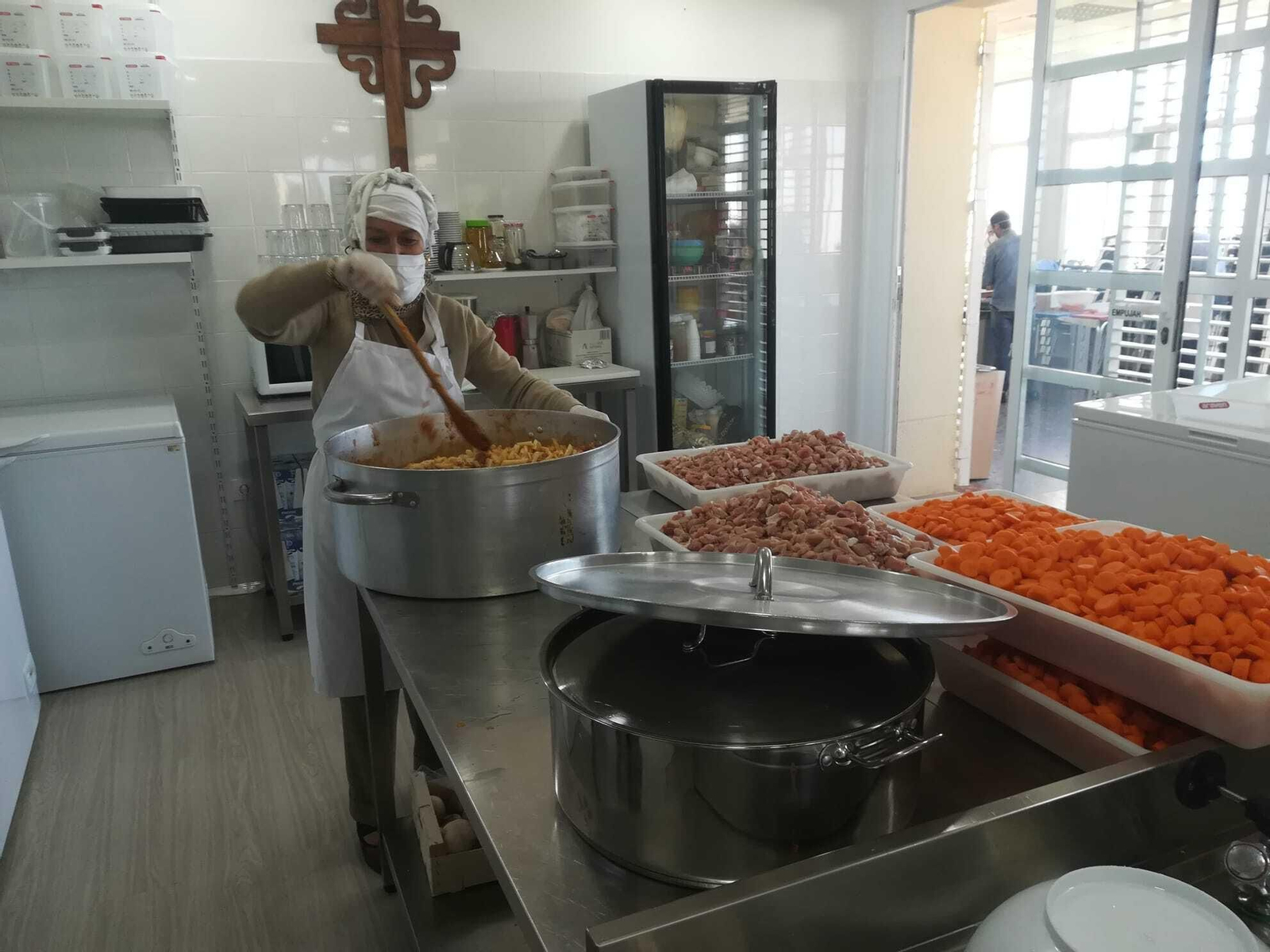 Una voluntaria de Cáritas de la 'Cocina Solidaria Nuestra del Señora del Carmen de Bonanza'.
