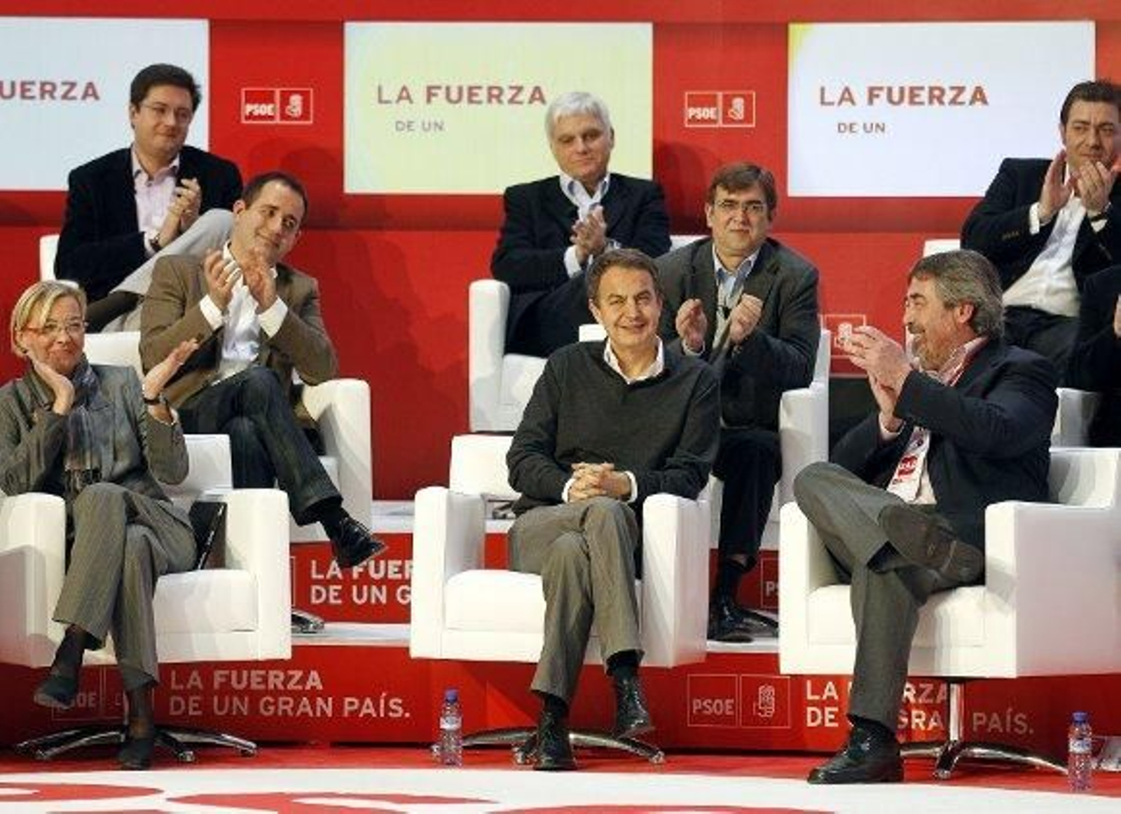 Zapatero pide al PSOE que eluda el debate de su sucesión en 2011