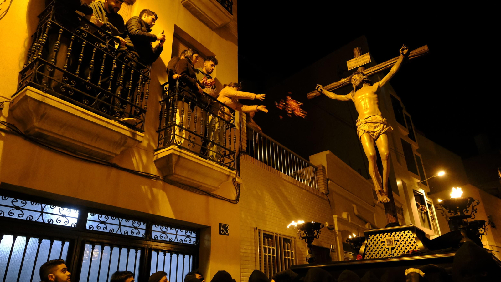 Las mejores imágenes de la Procesión del Perdón, en la noche del Martes Santo en Almería