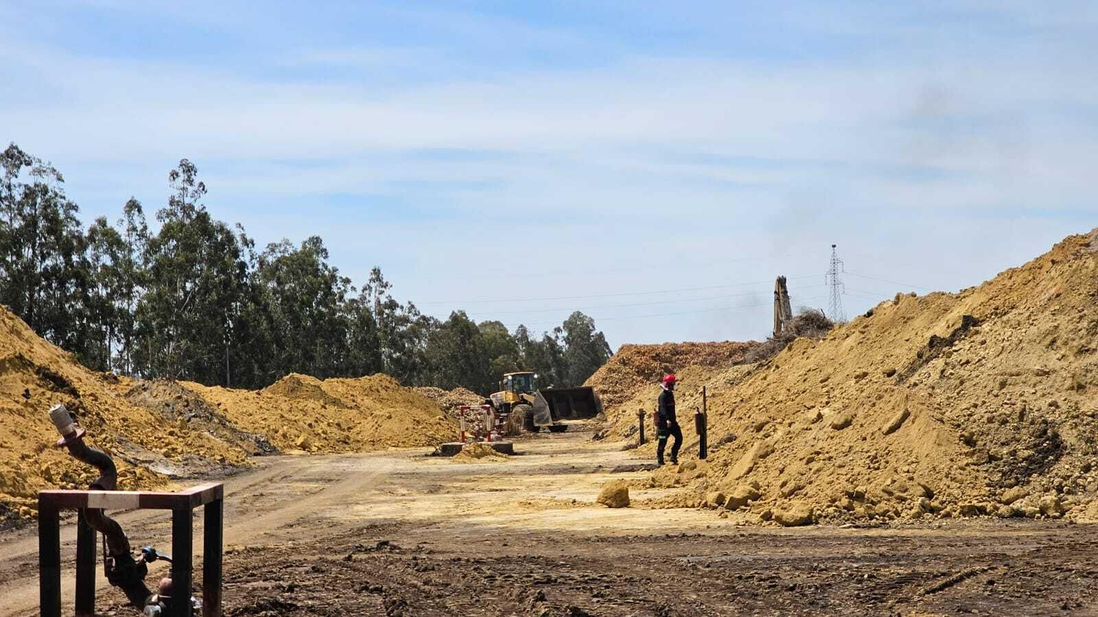 Labores de extinción en el parque de almacenamiento de biomasa de Magnon.
